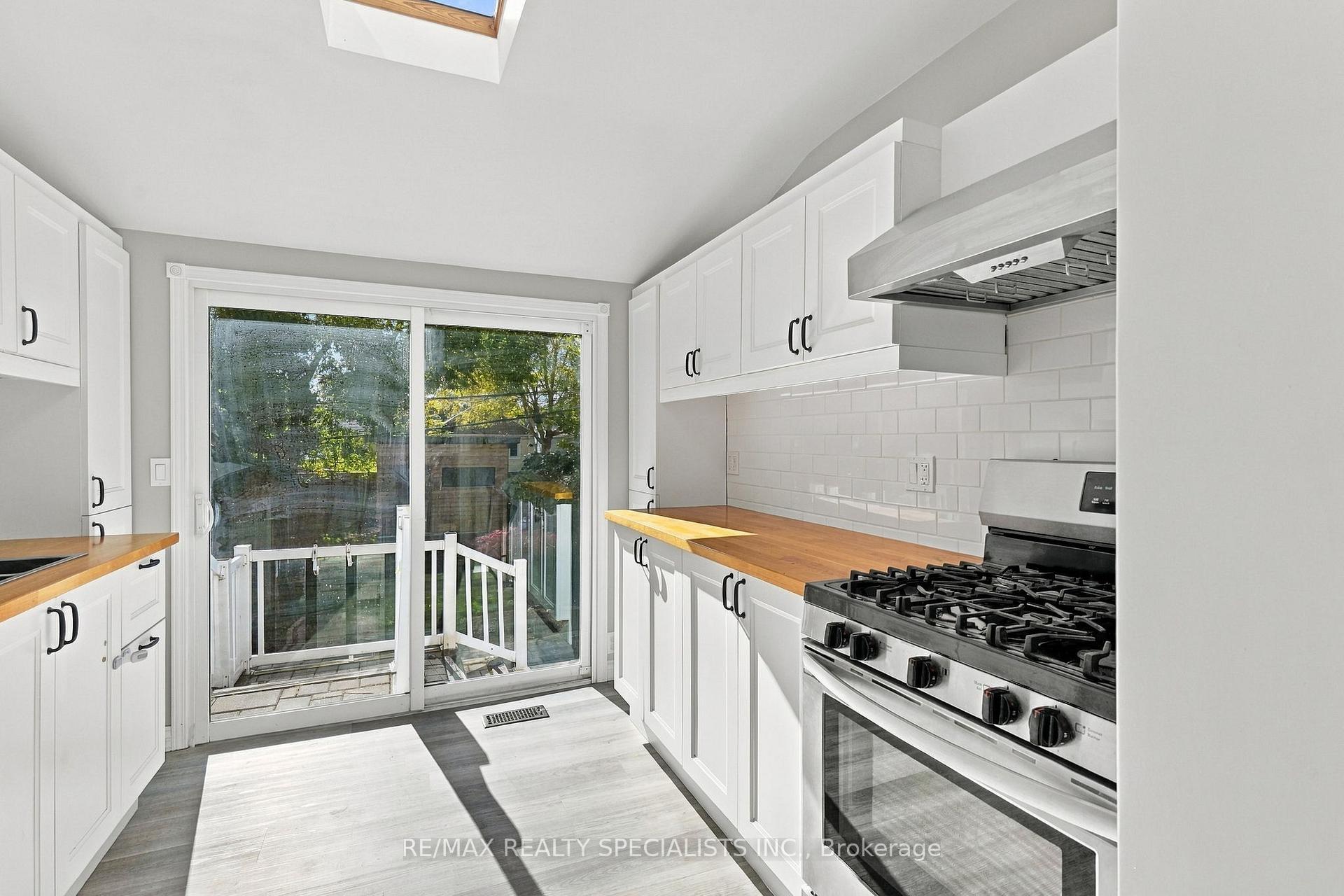 Photo 9 of 141 Lake Crescent, Etobicoke, Mimico — HOMEH