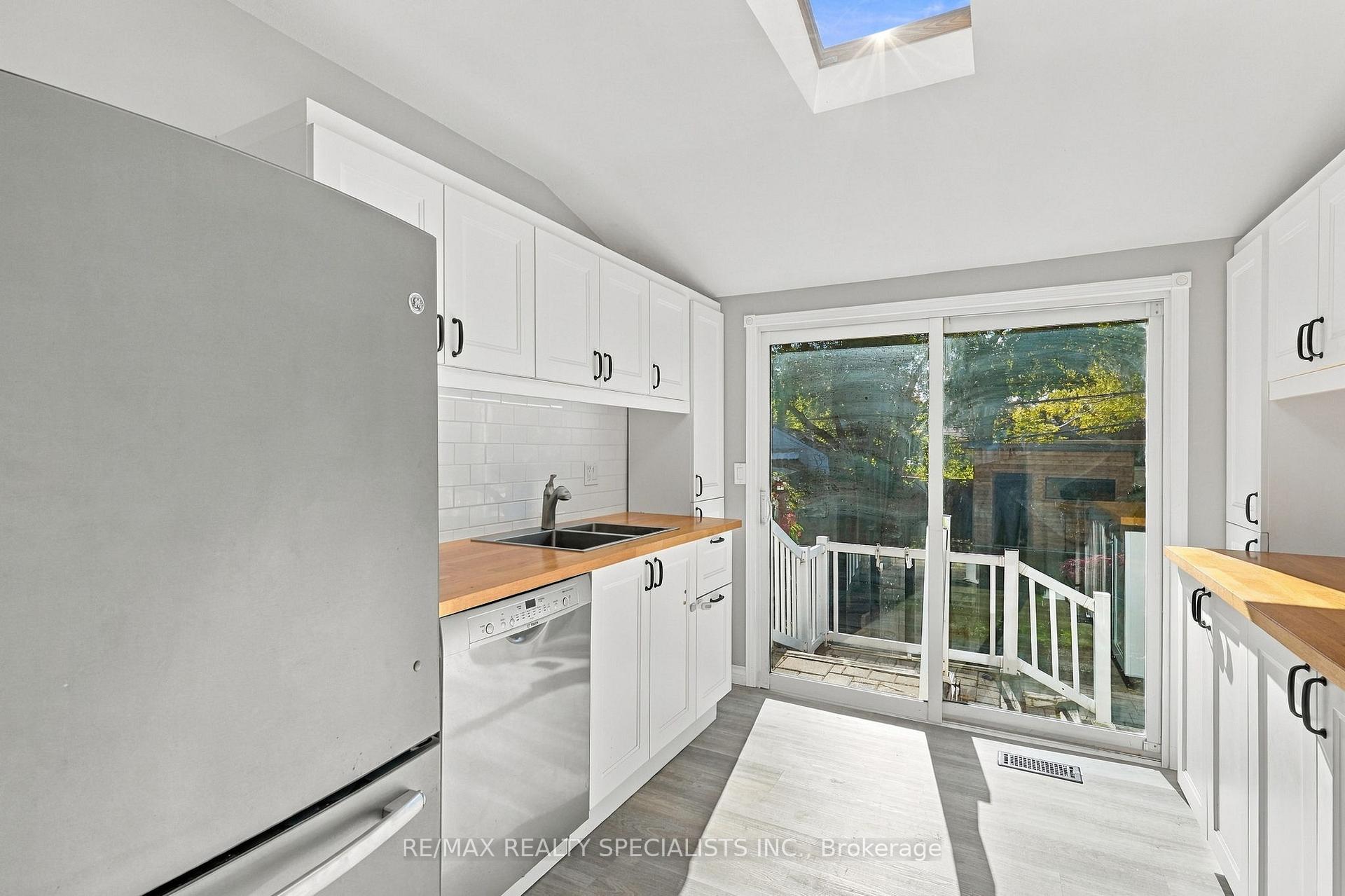 Photo 10 of 141 Lake Crescent, Etobicoke, Mimico — HOMEH