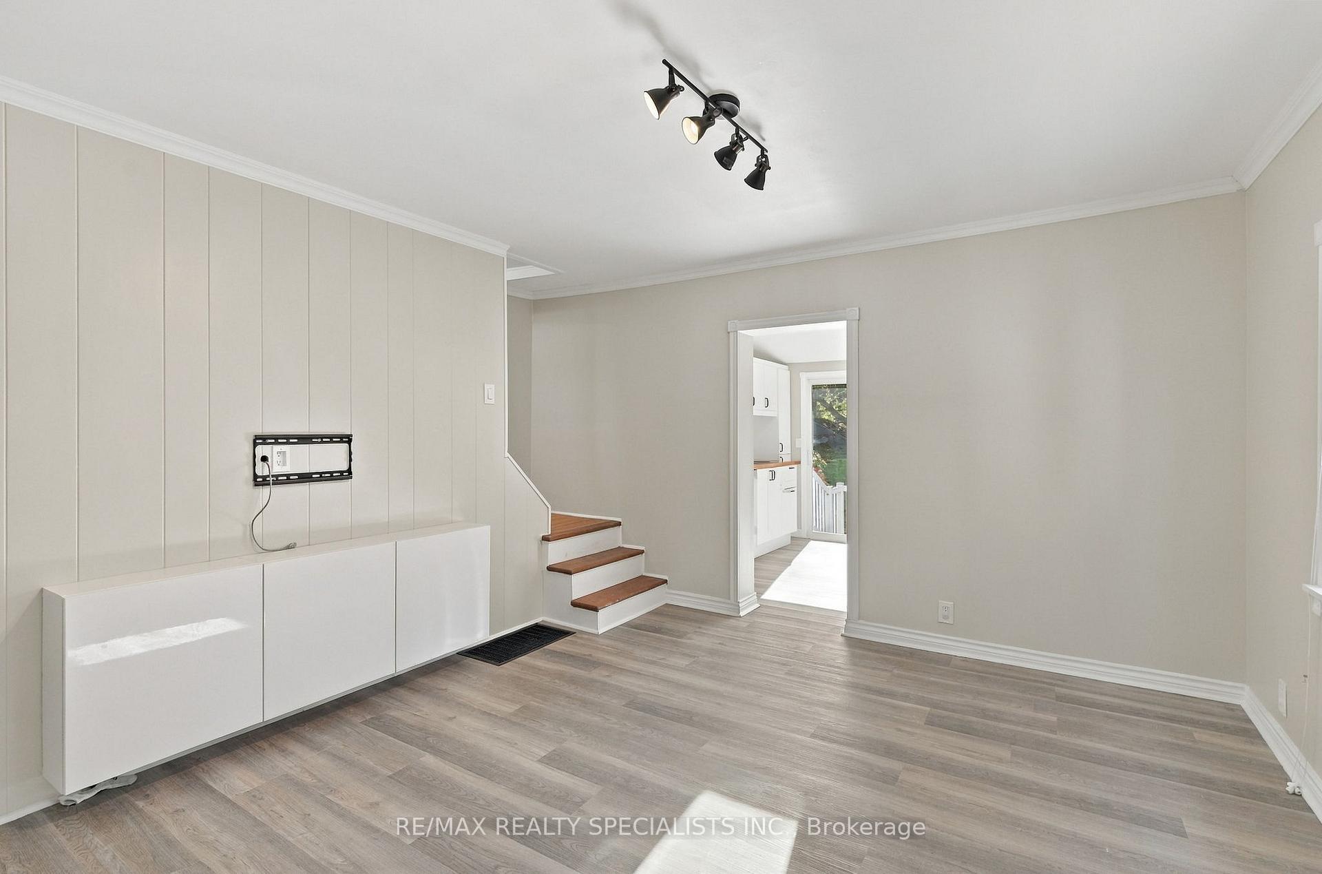 Photo 14 of 141 Lake Crescent, Etobicoke, Mimico — HOMEH