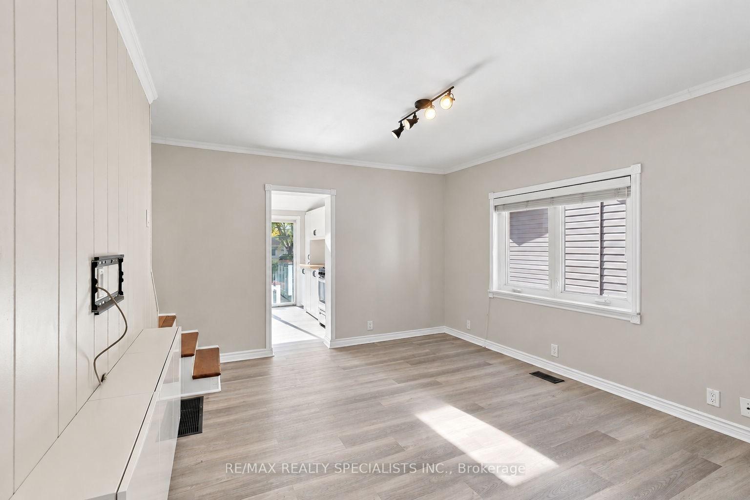 Photo 15 of 141 Lake Crescent, Etobicoke, Mimico — HOMEH