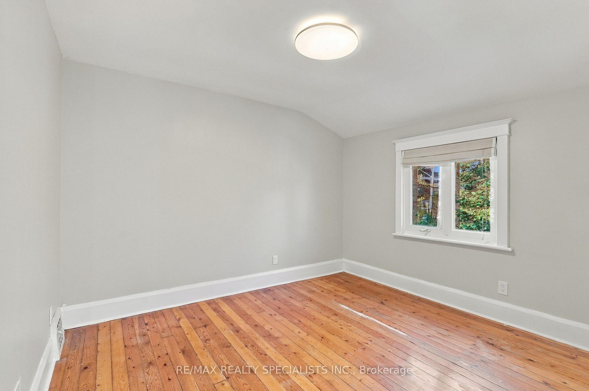Photo 28 of 141 Lake Crescent, Etobicoke, Mimico — HOMEH
