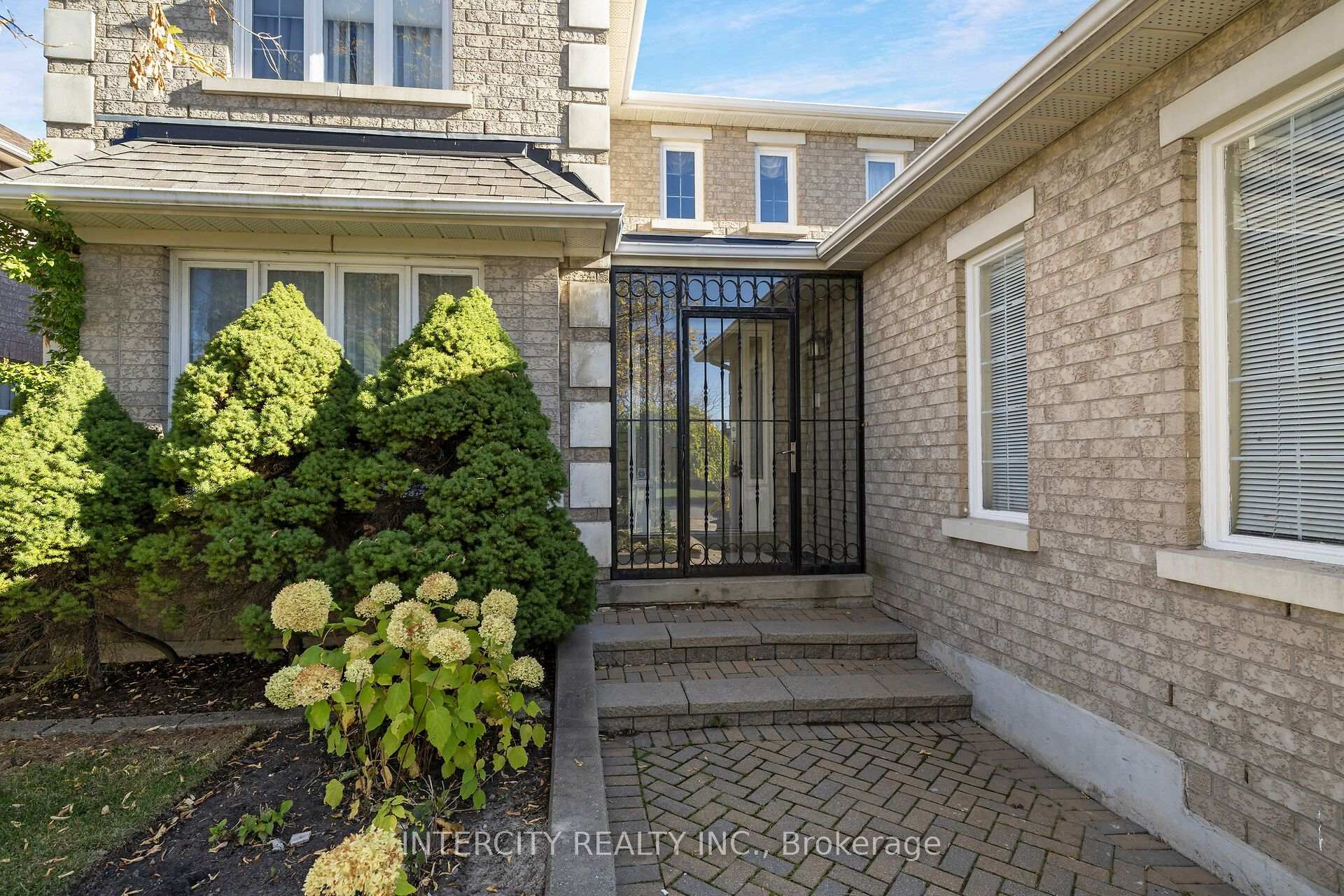 Photo 3 of 35 Avro Road, Vaughan, Maple — HOMEH