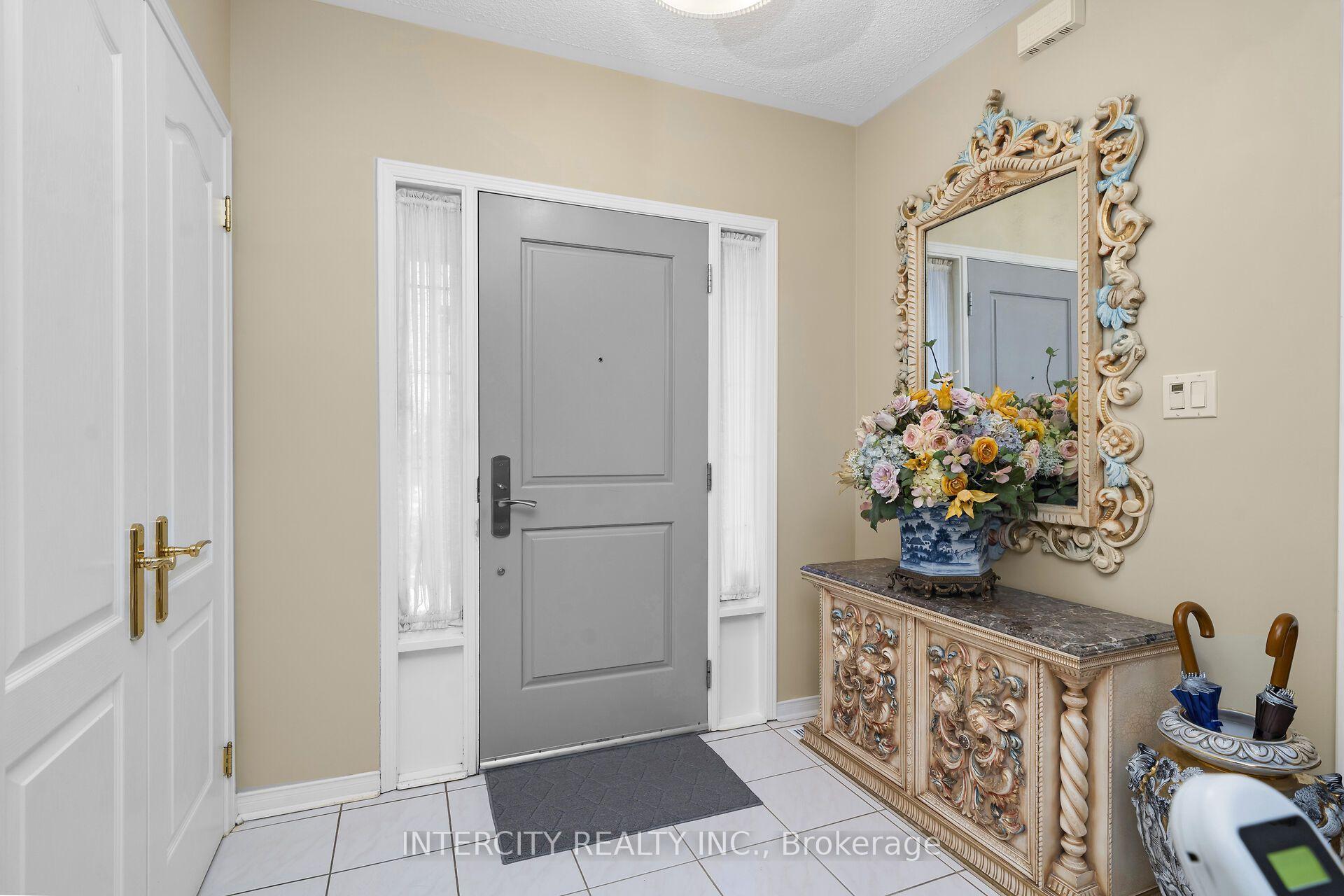 Photo 5 of 35 Avro Road, Vaughan, Maple — HOMEH
