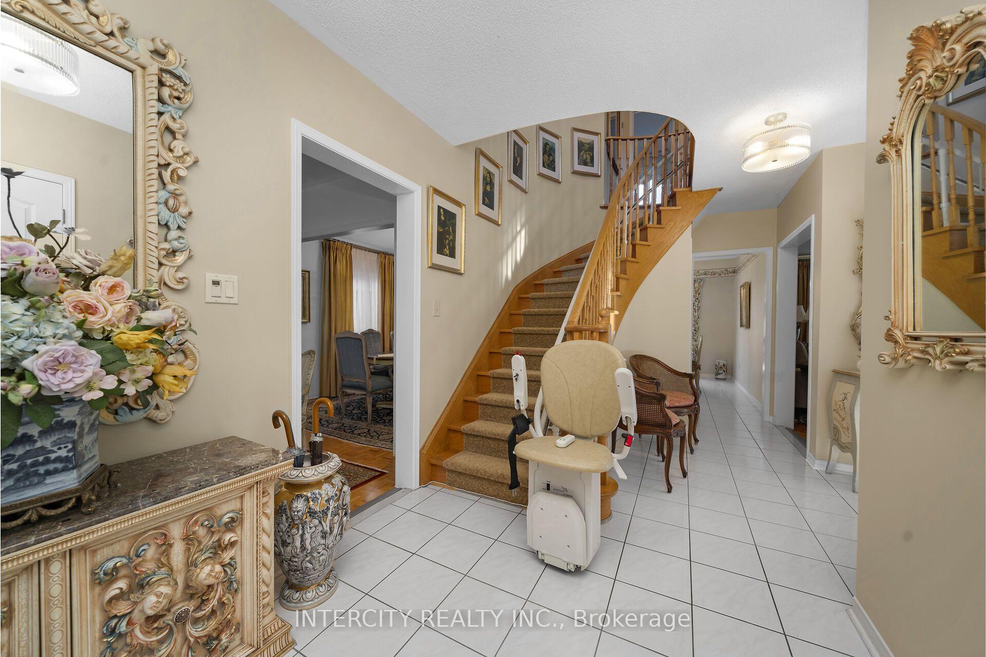 Photo 6 of 35 Avro Road, Vaughan, Maple — HOMEH