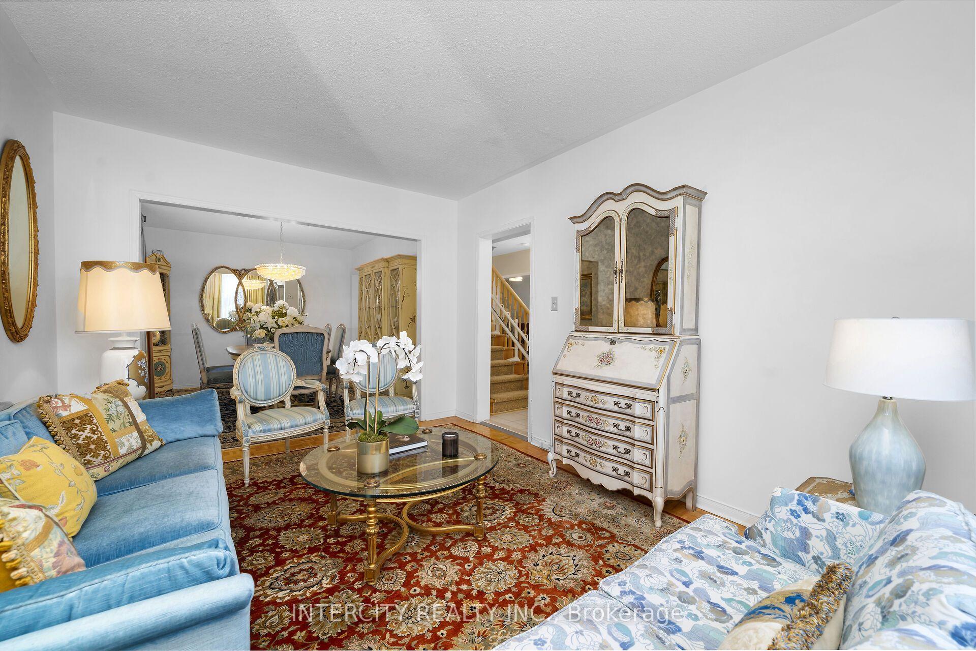 Photo 8 of 35 Avro Road, Vaughan, Maple — HOMEH
