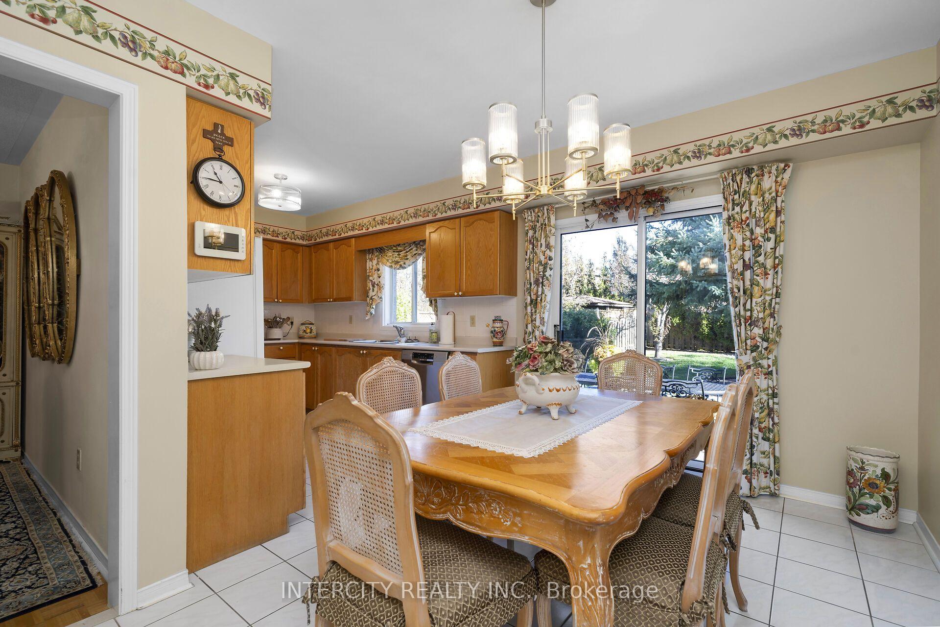 Photo 11 of 35 Avro Road, Vaughan, Maple — HOMEH