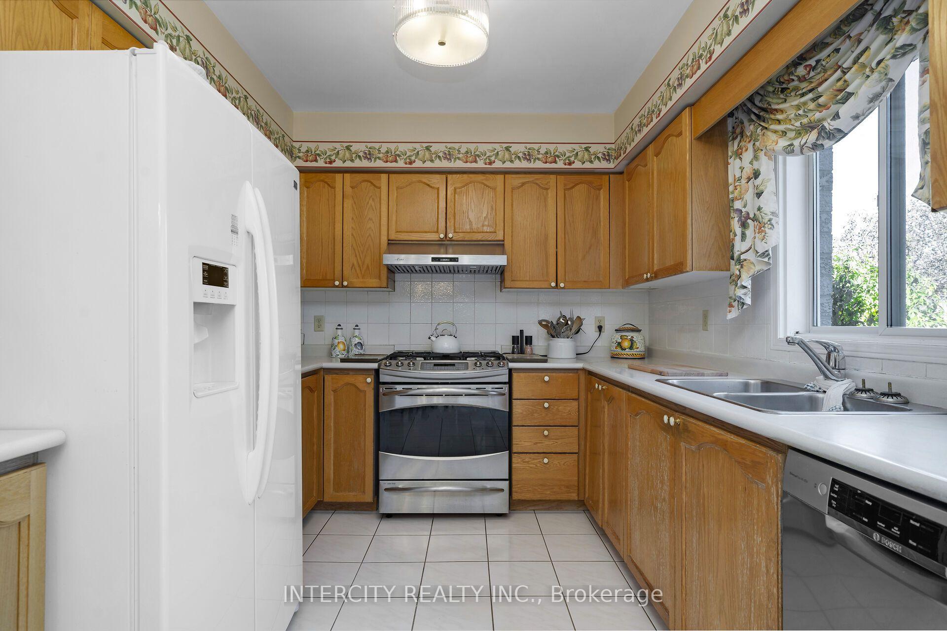Photo 12 of 35 Avro Road, Vaughan, Maple — HOMEH
