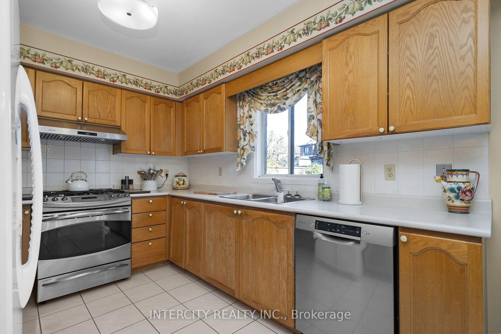 Photo 13 of 35 Avro Road, Vaughan, Maple — HOMEH