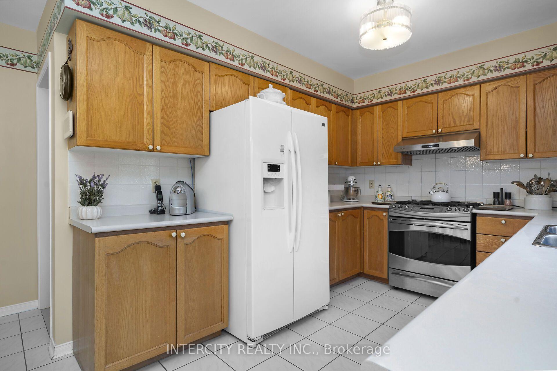 Photo 14 of 35 Avro Road, Vaughan, Maple — HOMEH