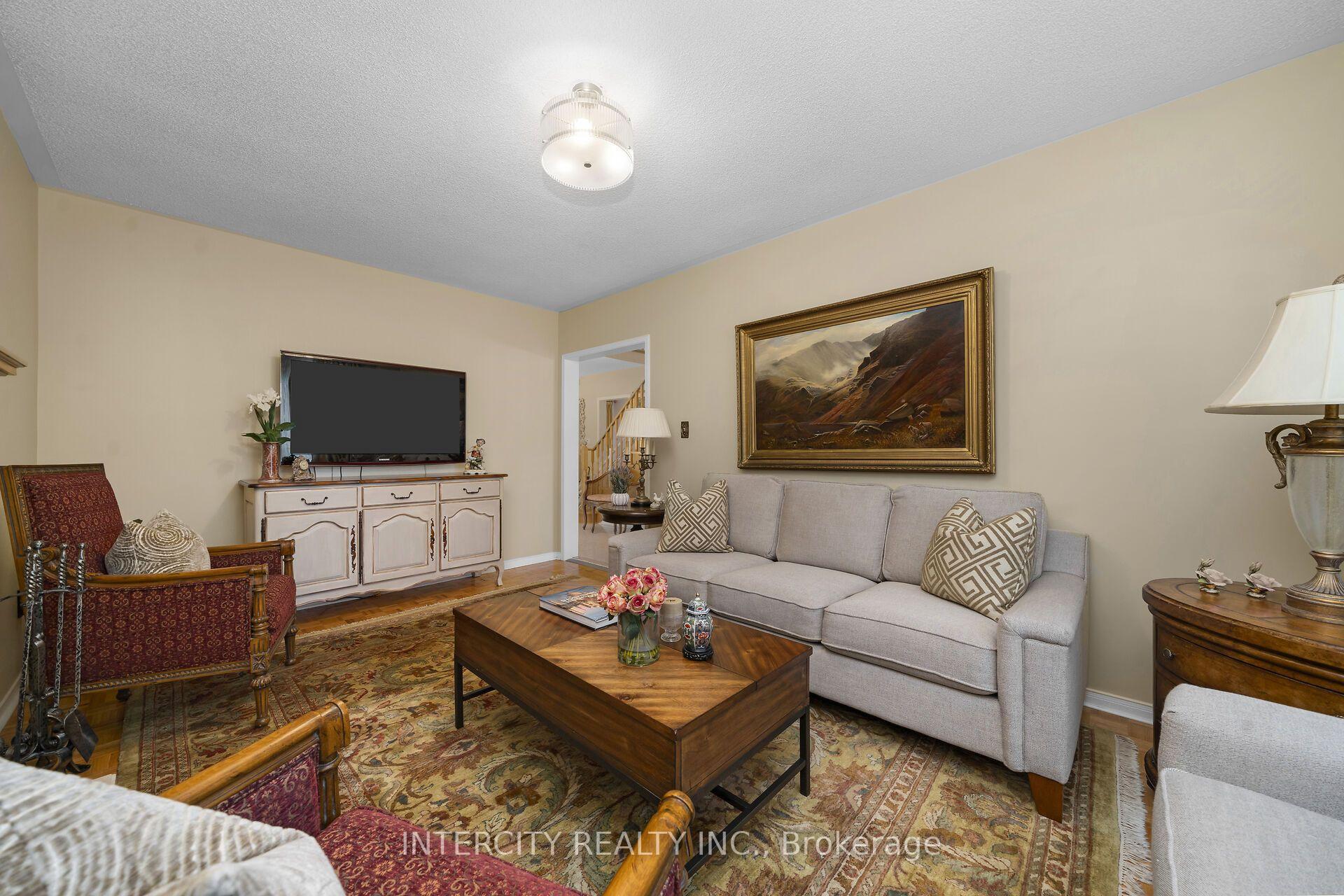 Photo 17 of 35 Avro Road, Vaughan, Maple — HOMEH