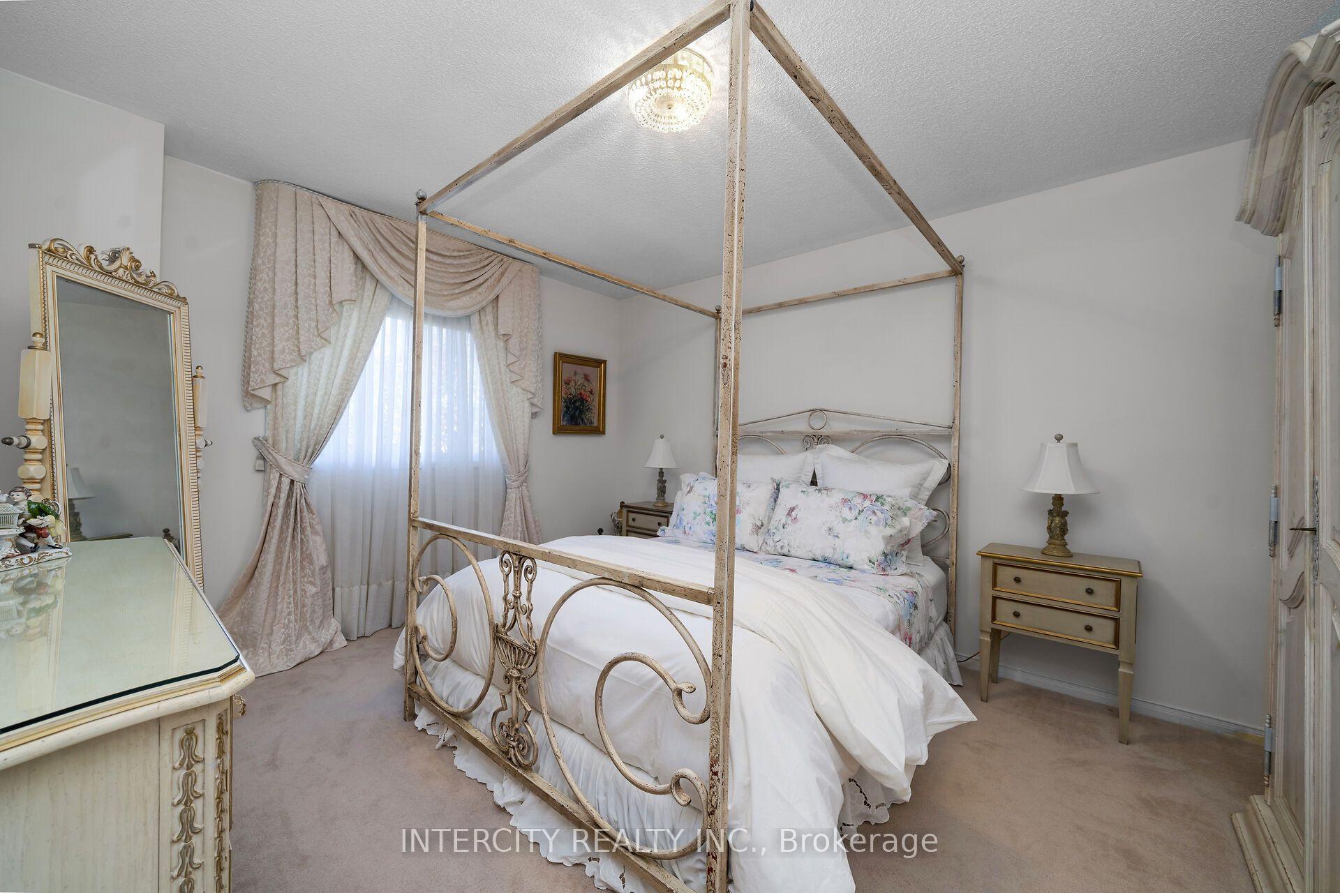 Photo 28 of 35 Avro Road, Vaughan, Maple — HOMEH