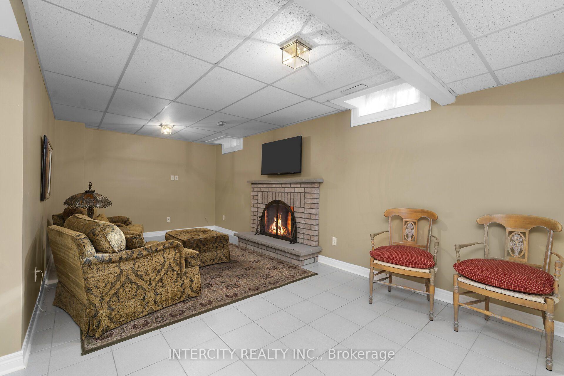 Photo 31 of 35 Avro Road, Vaughan, Maple — HOMEH