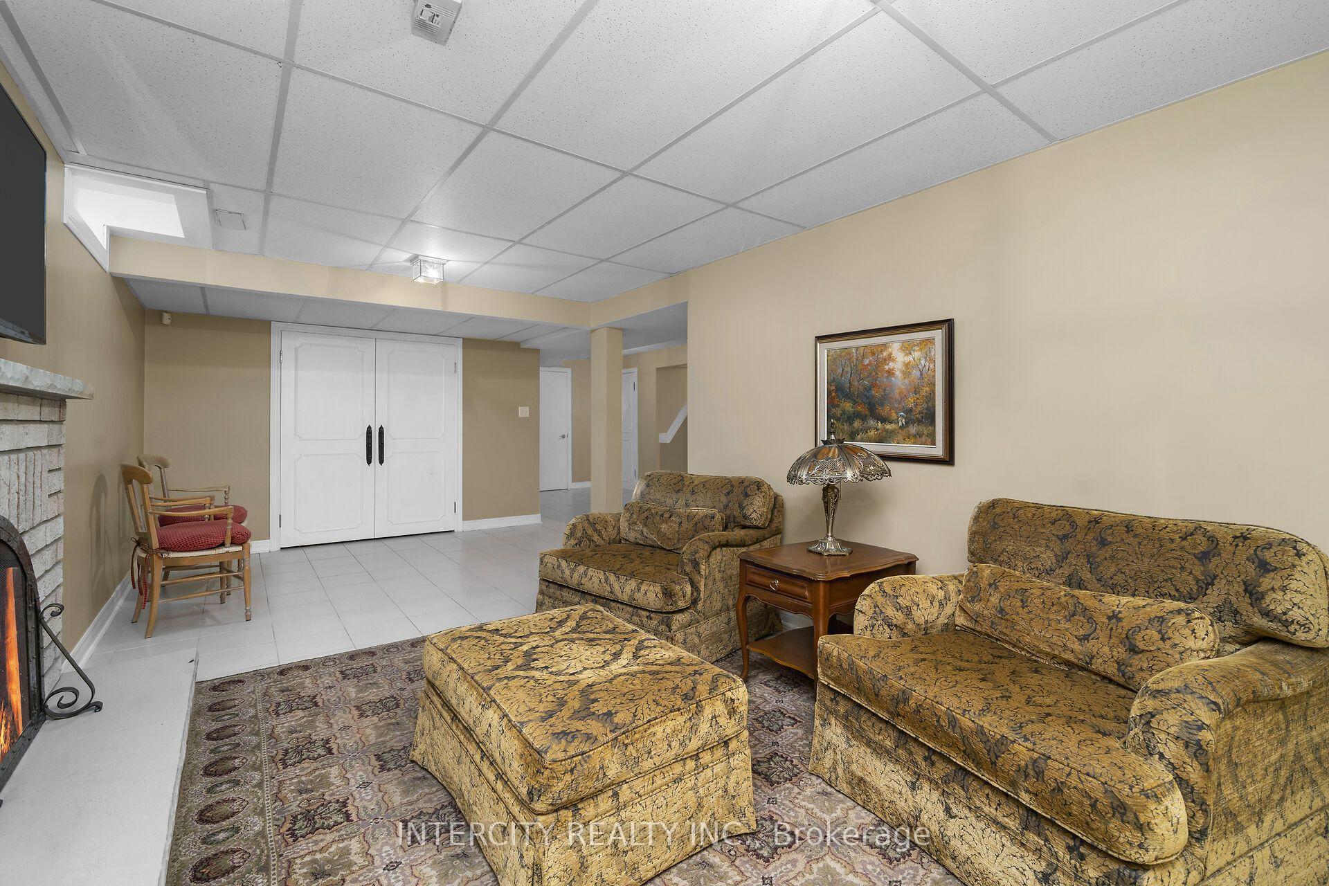 Photo 32 of 35 Avro Road, Vaughan, Maple — HOMEH