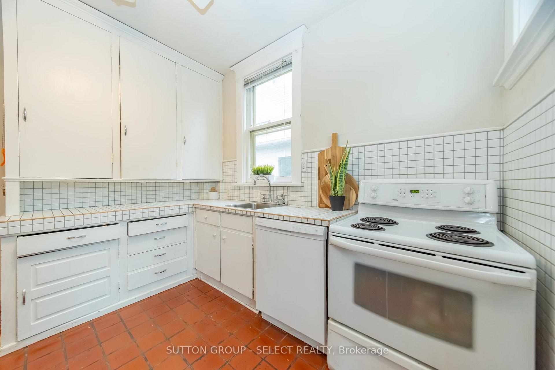 Photo 18 of 239 Ridout Street S, London, South G — HOMEH