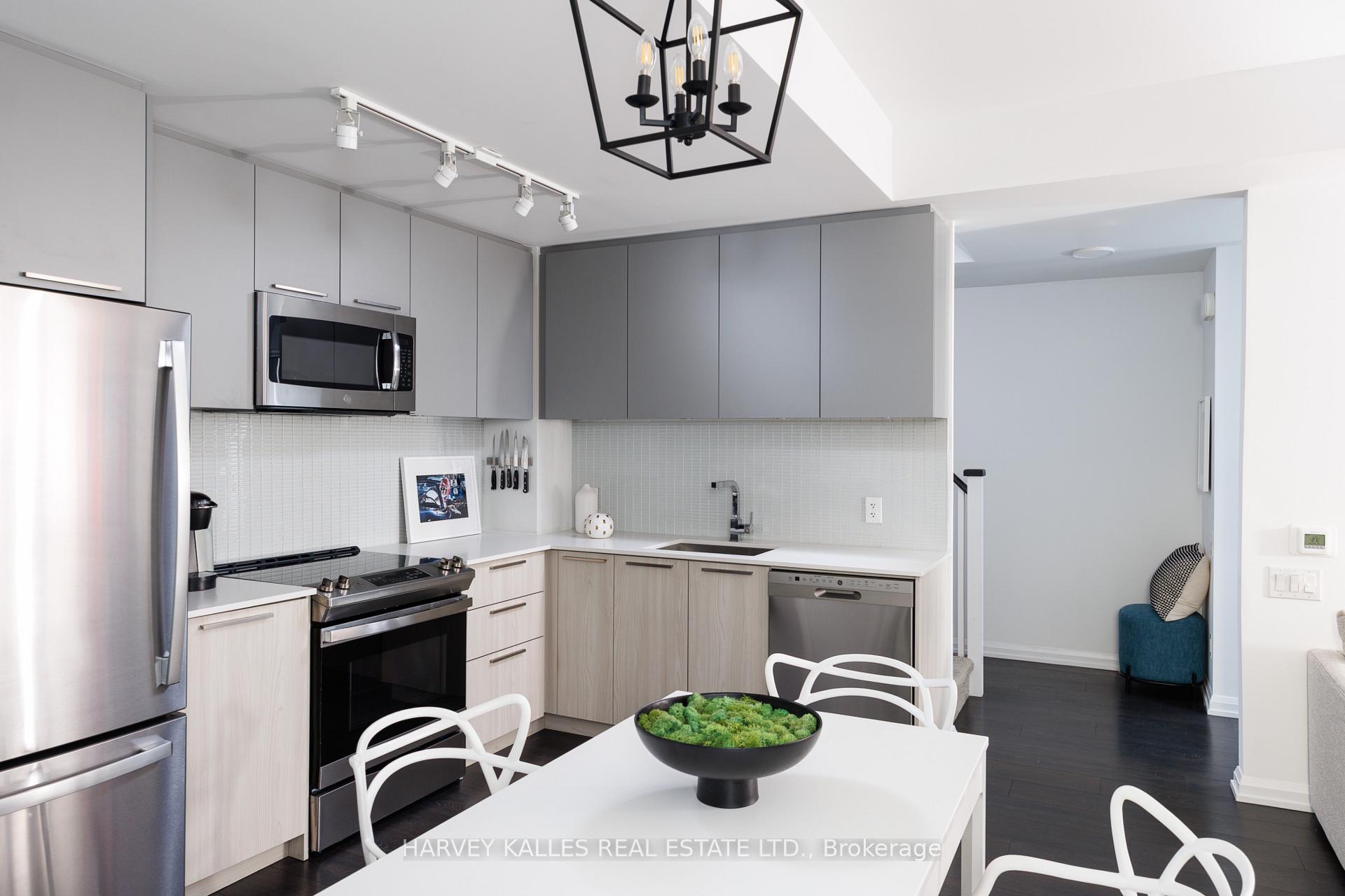 Photo 13 of Unit Th49, 10 Brin Drive, Etobicoke, Edenbridge-Humber Valley — HOMEH