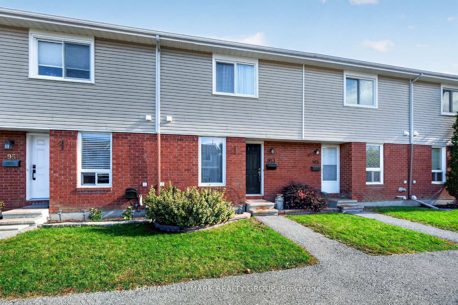 Front of Unit 38, 953 Cookshire Crescent
