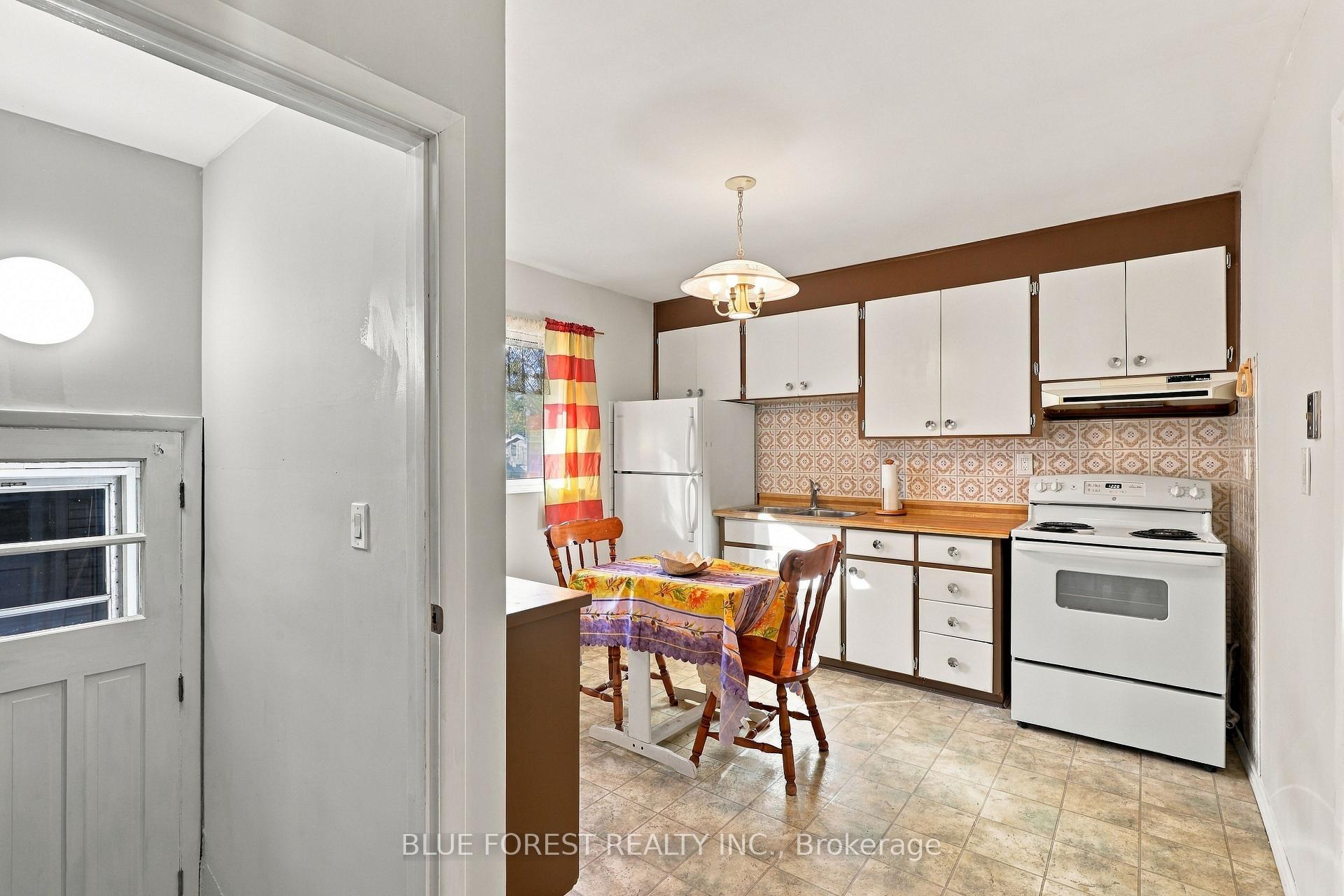 Photo 6 of 105 Chesterfield Avenue, London, South I — HOMEH