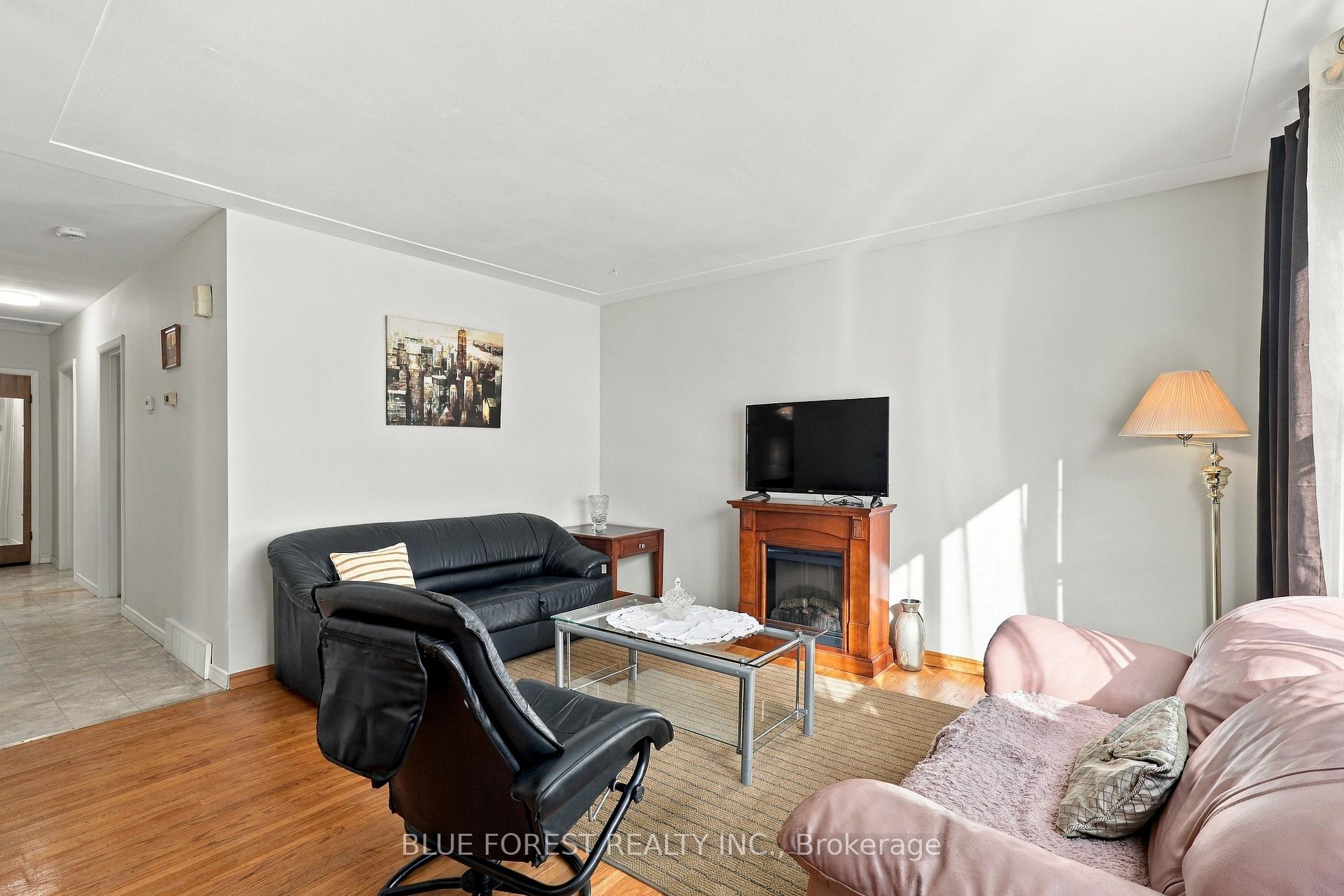 Photo 13 of 105 Chesterfield Avenue, London, South I — HOMEH