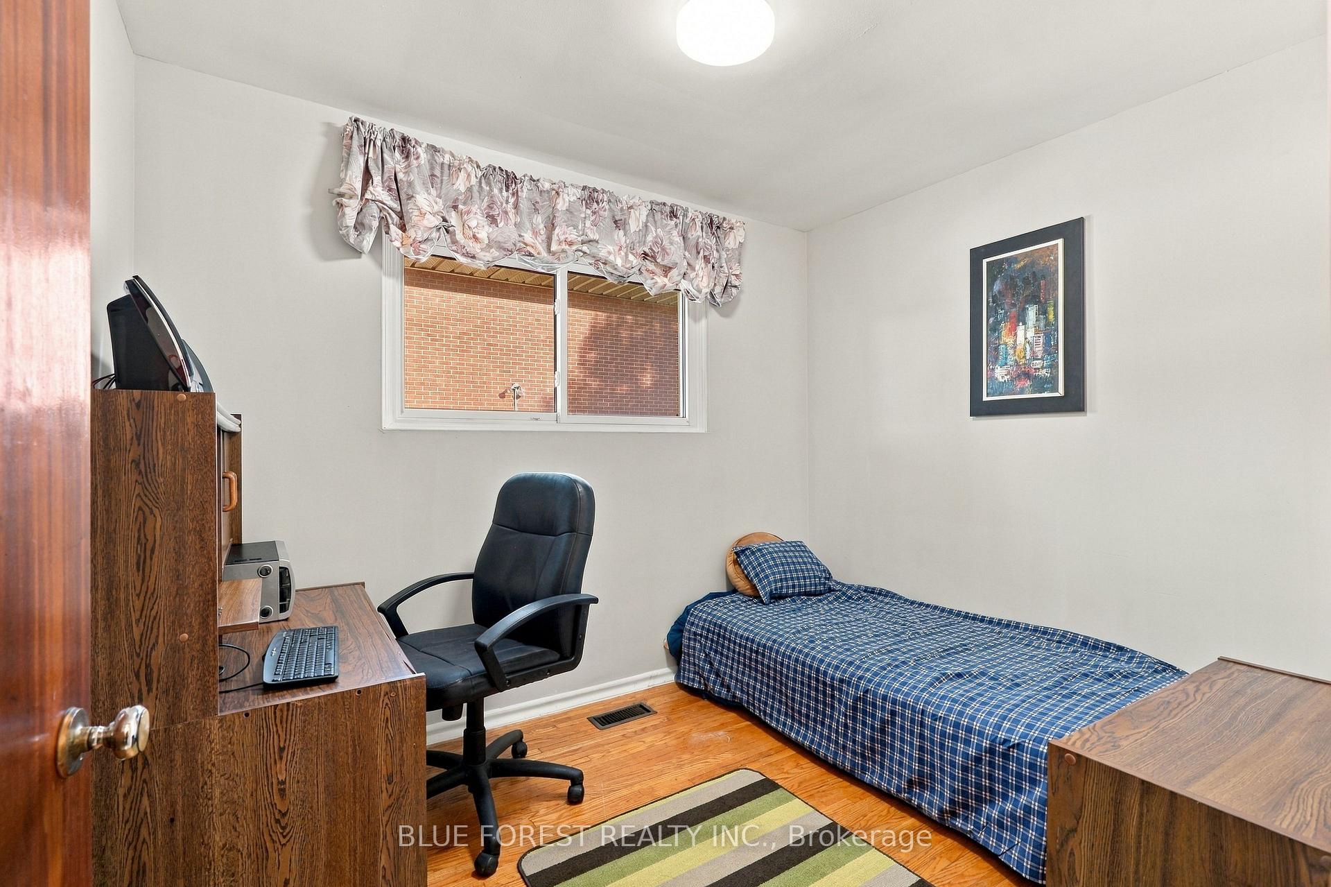 Photo 16 of 105 Chesterfield Avenue, London, South I — HOMEH