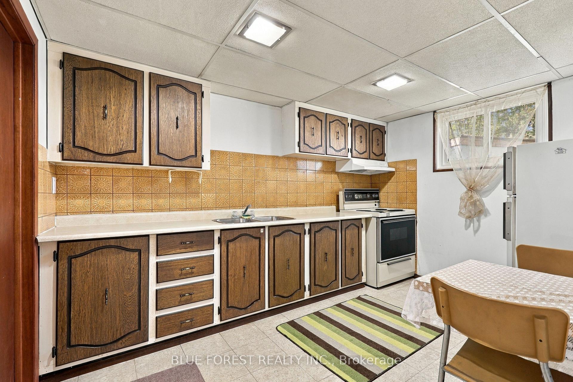 Photo 35 of 105 Chesterfield Avenue, London, South I — HOMEH
