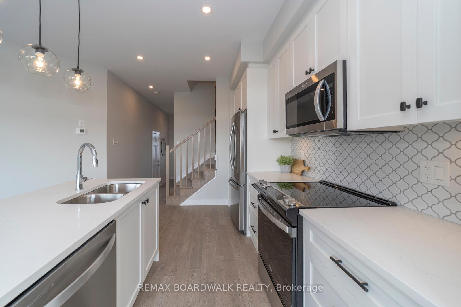 Photo 3 of 128 Main Halyard Lane, Ottawa, Barrhaven - Half Moon Bay — HOMEH
