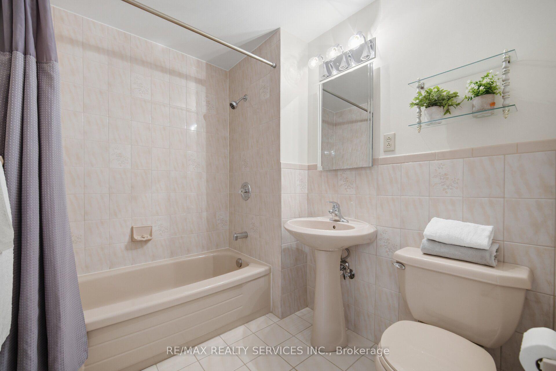 Photo 23 of 5 Drake Boulevard, Brampton, Southgate — HOMEH