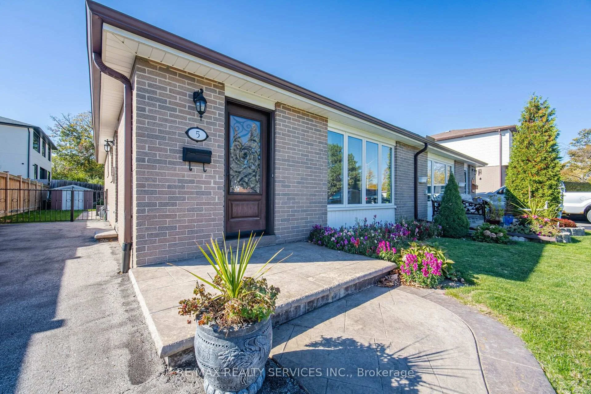Photo 2 of 5 Drake Boulevard, Brampton, Southgate — HOMEH