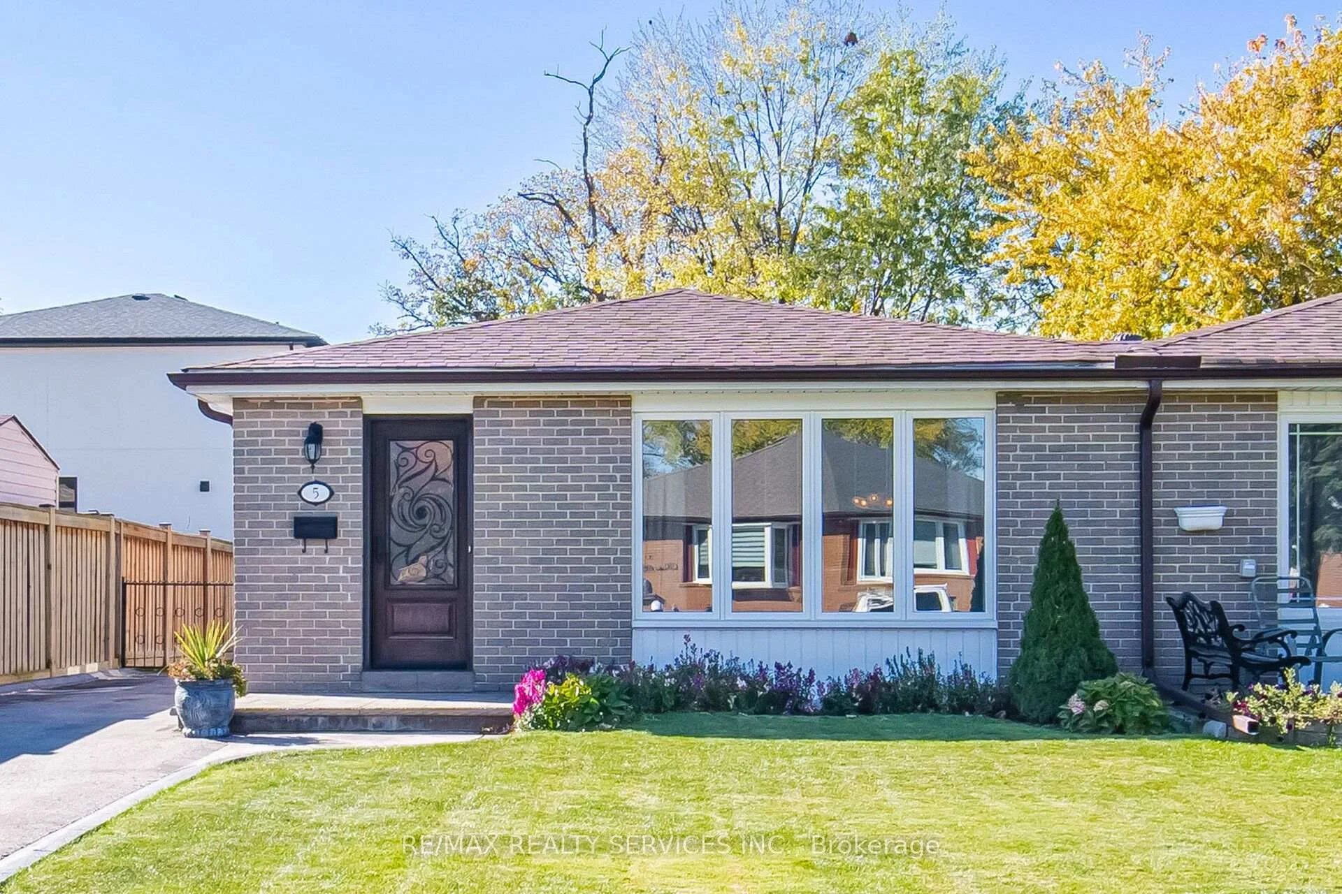 Photo 10 of 5 Drake Boulevard, Brampton, Southgate — HOMEH