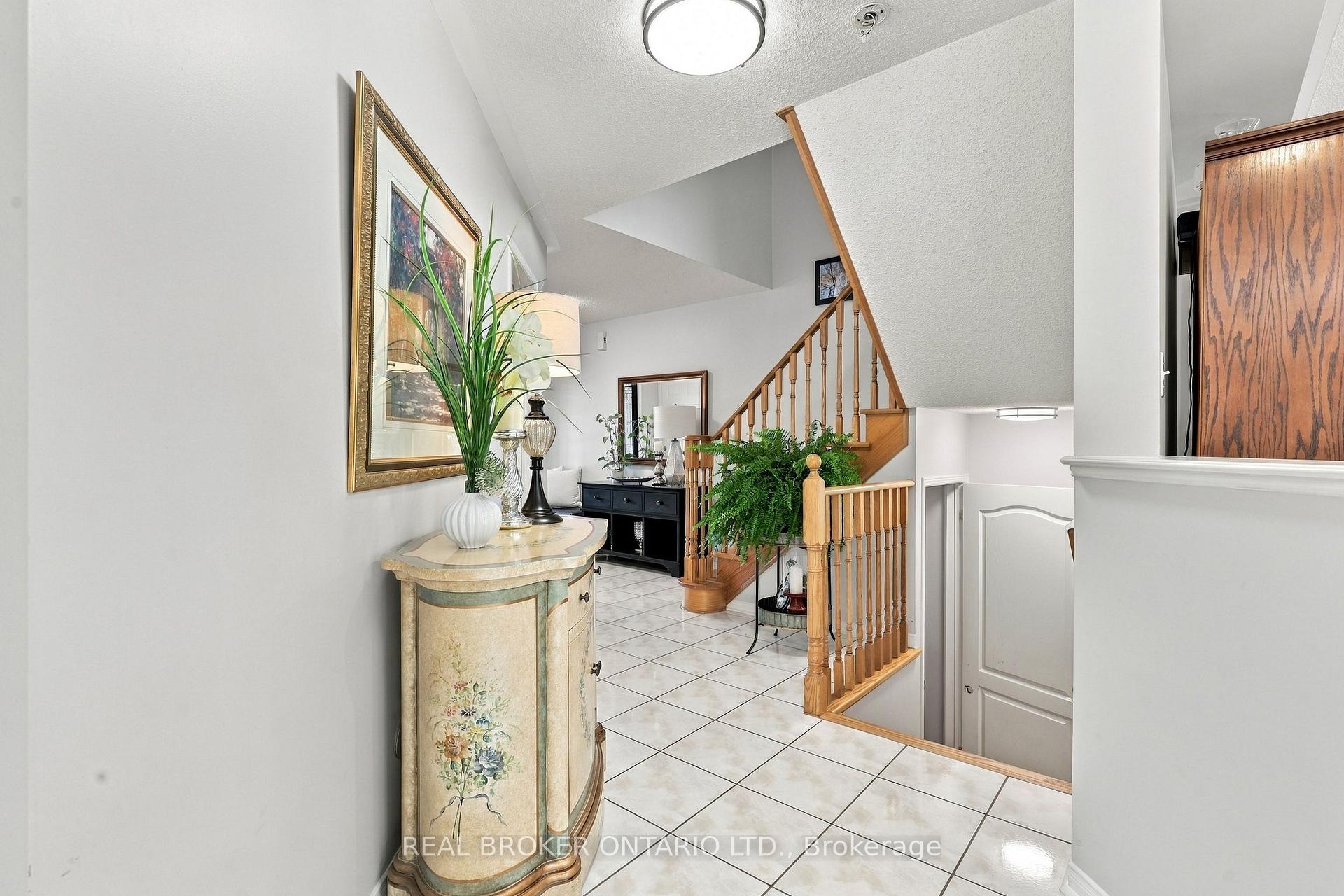 Photo 4 of 20 Kendra Court, Brampton, Snelgrove — HOMEH