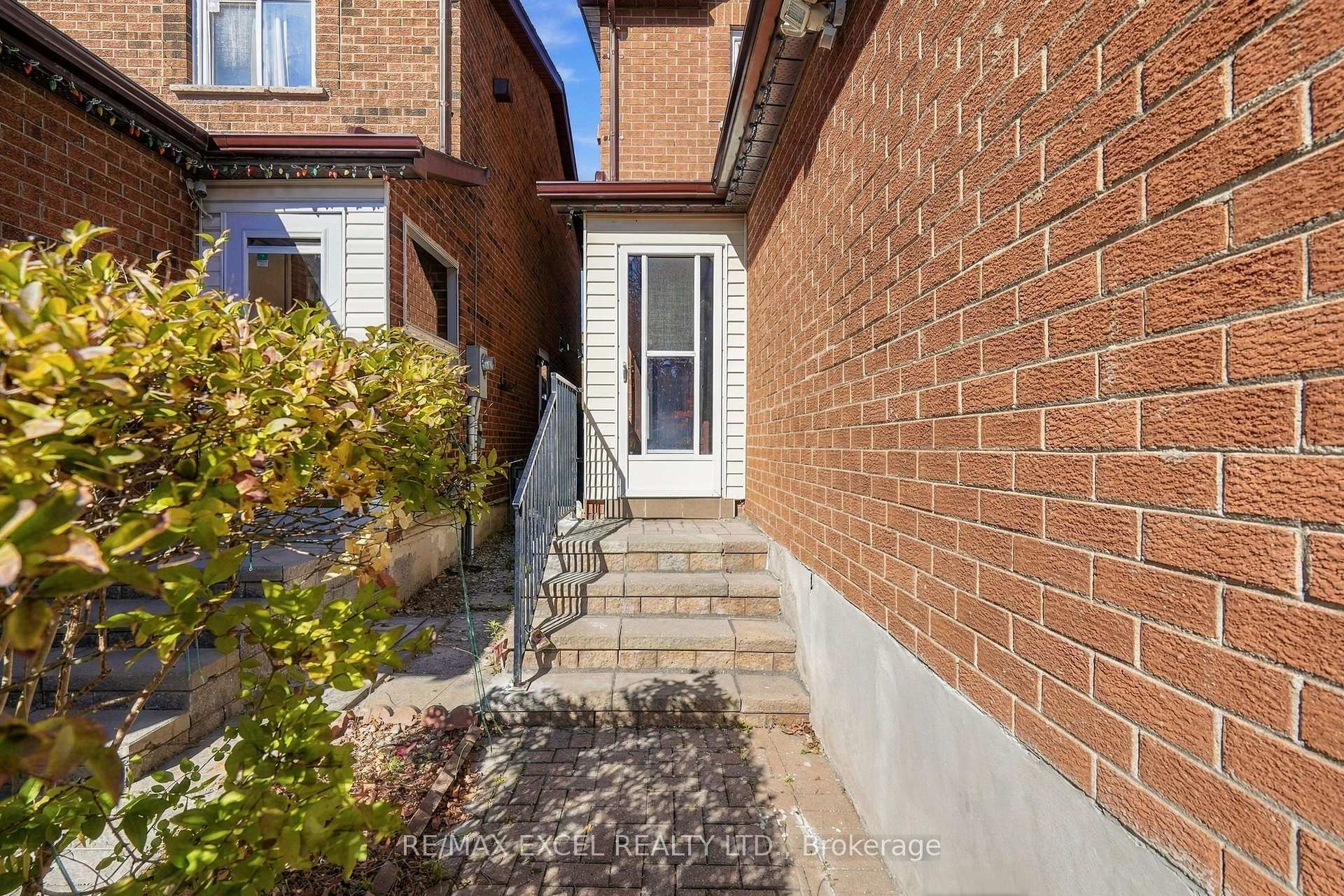 Photo 3 of 97 Tangmere Crescent, Markham, Milliken Mills East — HOMEH
