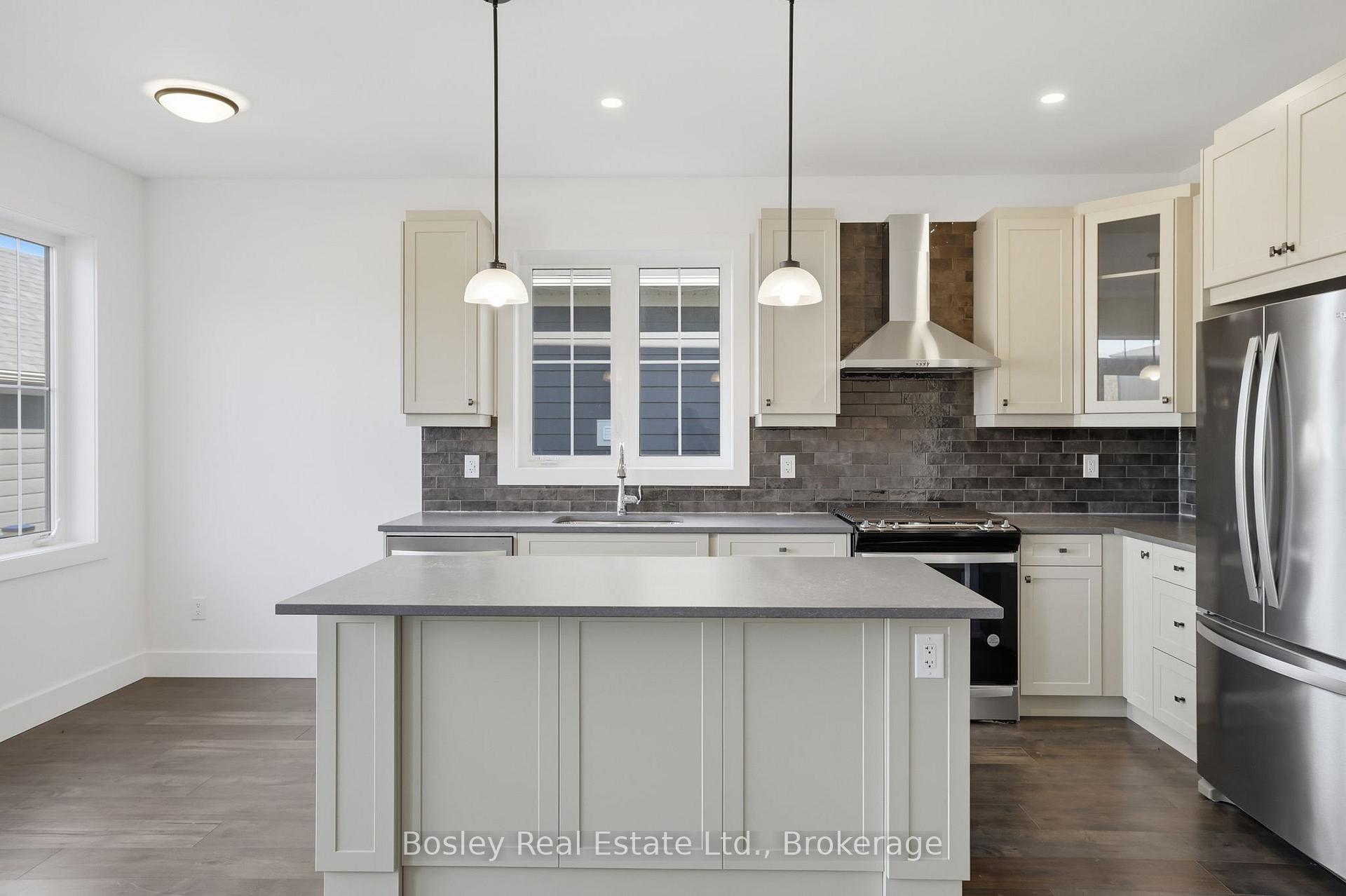 Photo 10 of 134 White Oak Crescent, Blue Mountains — HOMEH