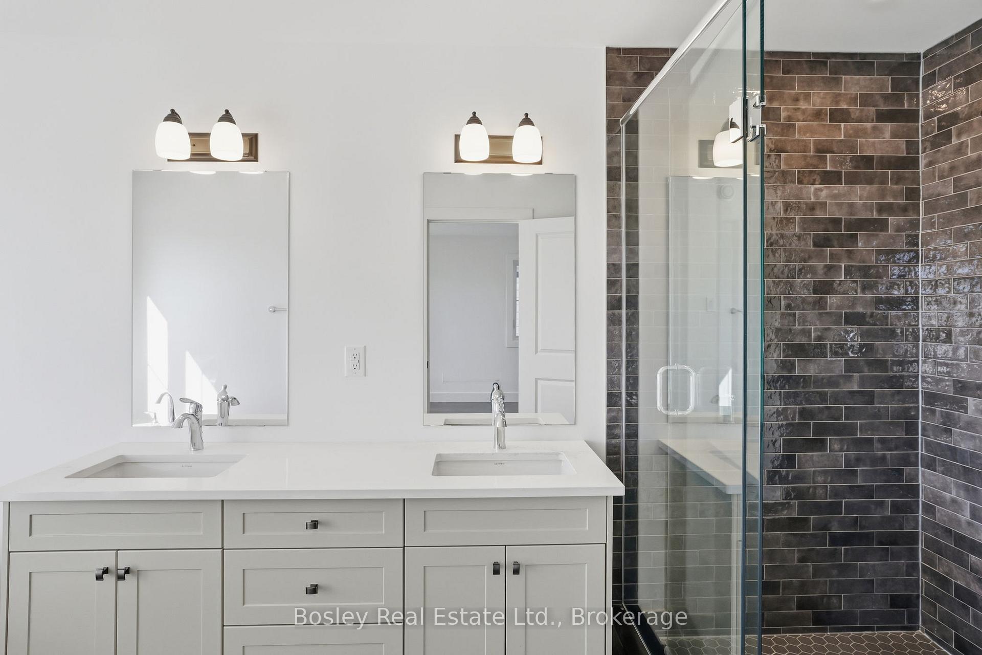 Photo 18 of 134 White Oak Crescent, Blue Mountains — HOMEH