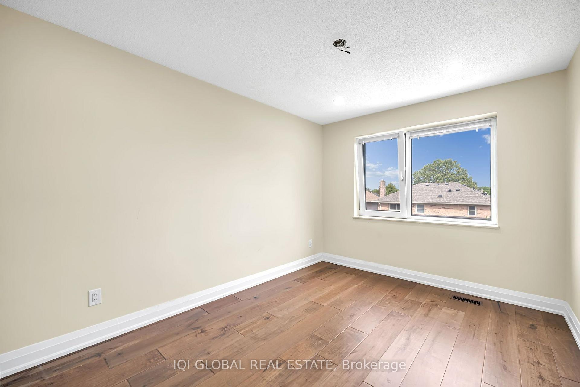 Photo 24 of 38 Leclaire Street, Hamilton, Fessenden — HOMEH