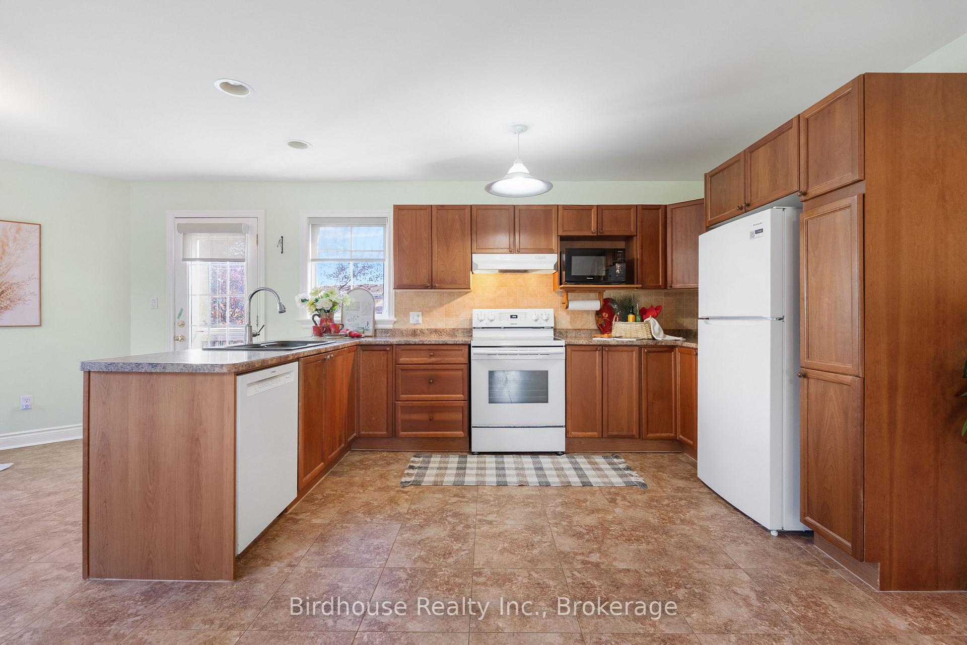 Photo 8 of 34 Lori Boulevard, Kawartha Lakes, Lindsay — HOMEH
