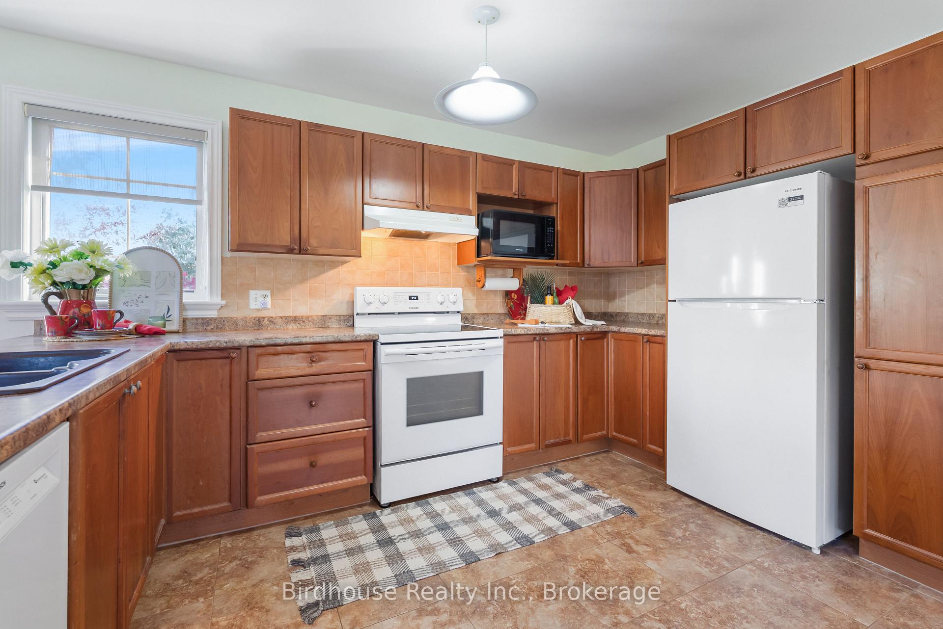 Photo 9 of 34 Lori Boulevard, Kawartha Lakes, Lindsay — HOMEH