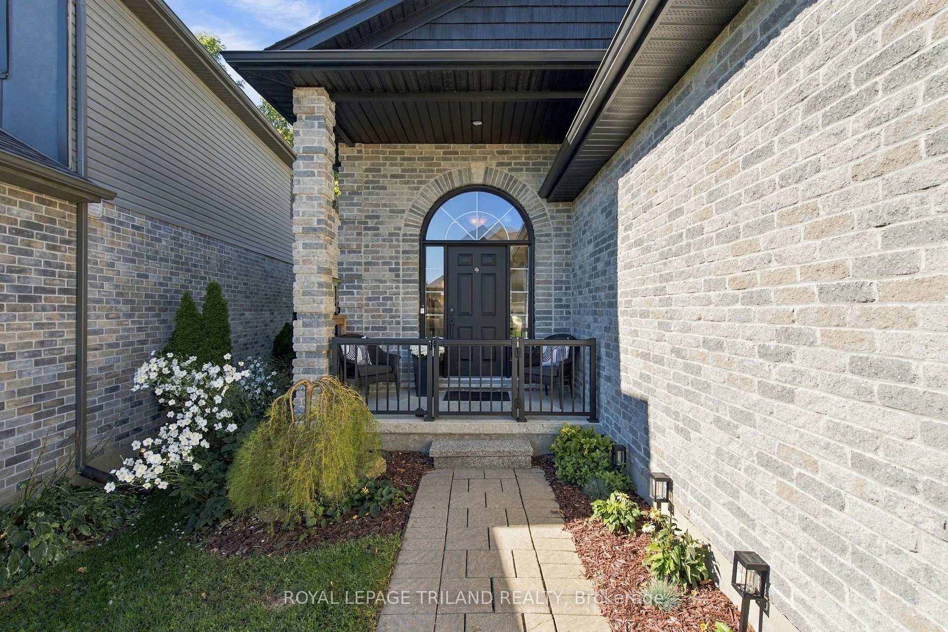 Photo 3 of 2039 Springridge Drive, London, North C — HOMEH