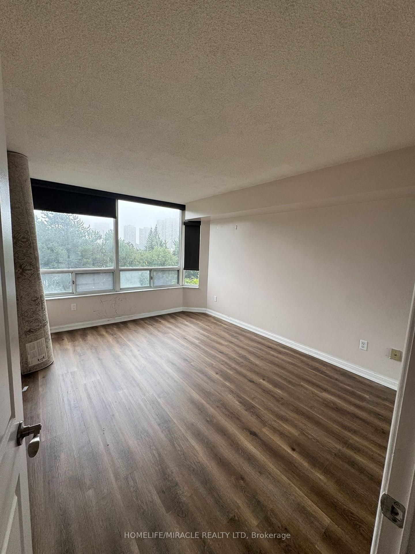 Photo 2 of Unit 406, 24 Hanover Road, Brampton, Queen Street Corridor — HOMEH