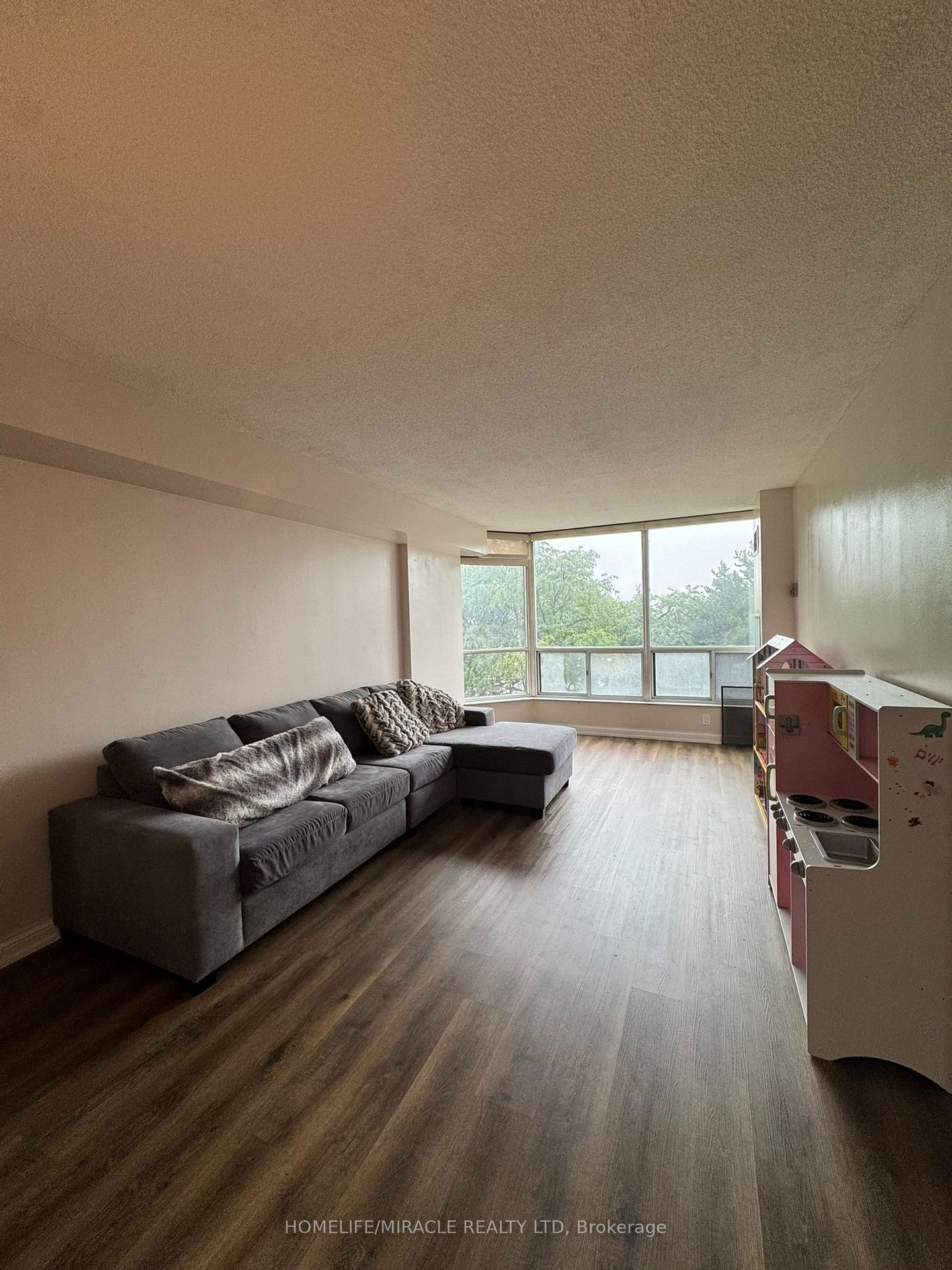 Photo 4 of Unit 406, 24 Hanover Road, Brampton, Queen Street Corridor — HOMEH