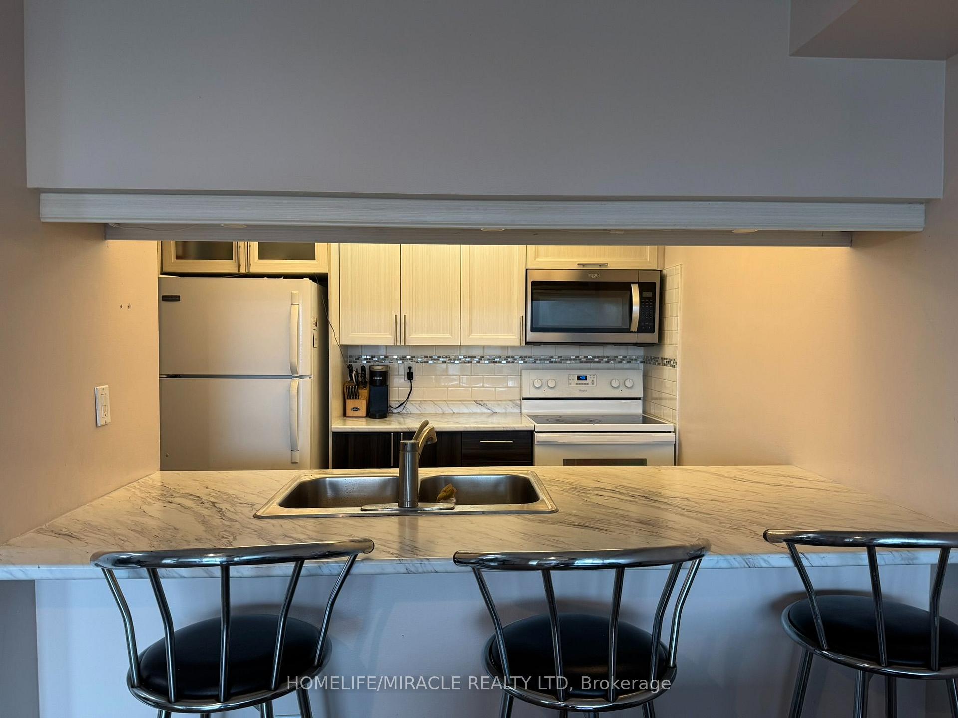 Photo 5 of Unit 406, 24 Hanover Road, Brampton, Queen Street Corridor — HOMEH