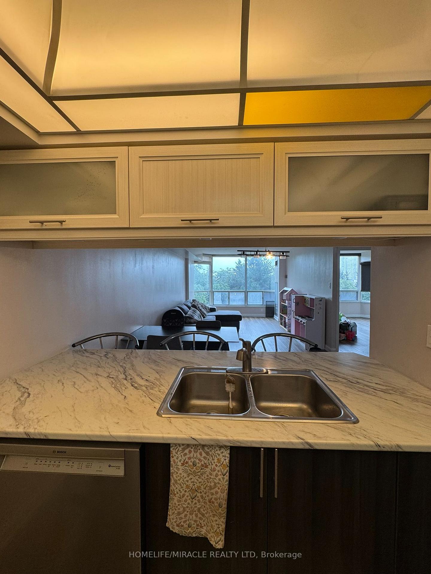 Photo 8 of Unit 406, 24 Hanover Road, Brampton, Queen Street Corridor — HOMEH