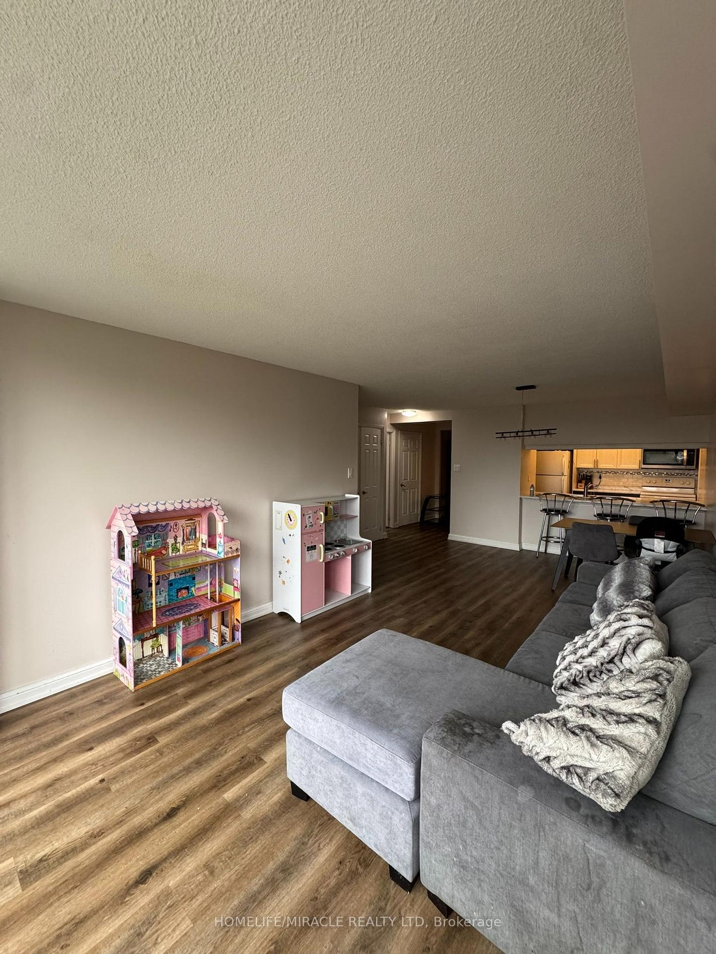 Photo 10 of Unit 406, 24 Hanover Road, Brampton, Queen Street Corridor — HOMEH