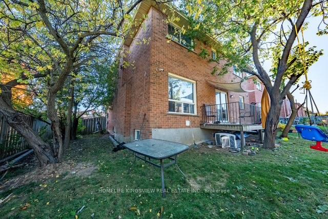 Photo 4 of 22 Kaiser Drive, Vaughan, West Woodbridge — HOMEH