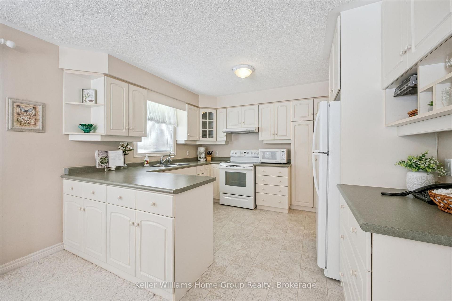 Photo 14 of 20 Beechlawn Boulevard, Guelph, Village By The Arboretum — HOMEH