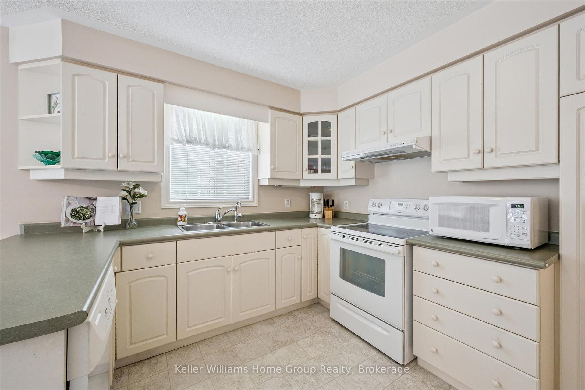 Photo 15 of 20 Beechlawn Boulevard, Guelph, Village By The Arboretum — HOMEH