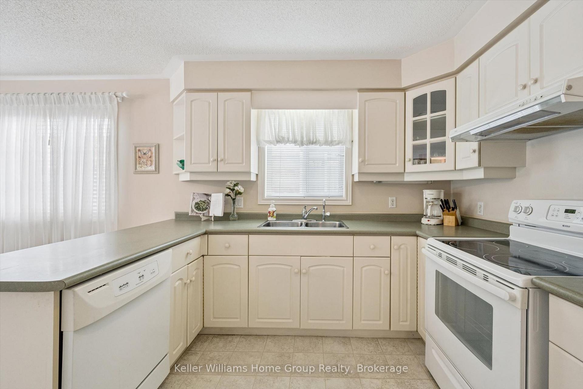 Photo 16 of 20 Beechlawn Boulevard, Guelph, Village By The Arboretum — HOMEH
