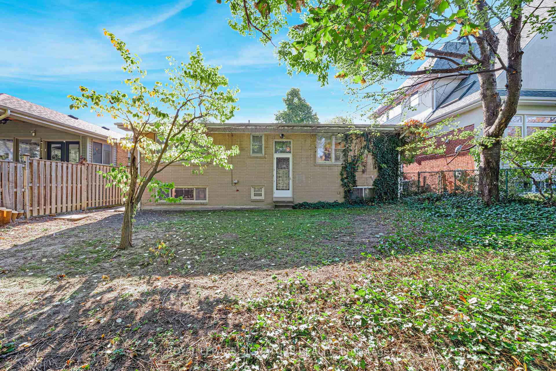 Photo 7 of 26 Millgate Crescent, North York, Bayview Village — HOMEH
