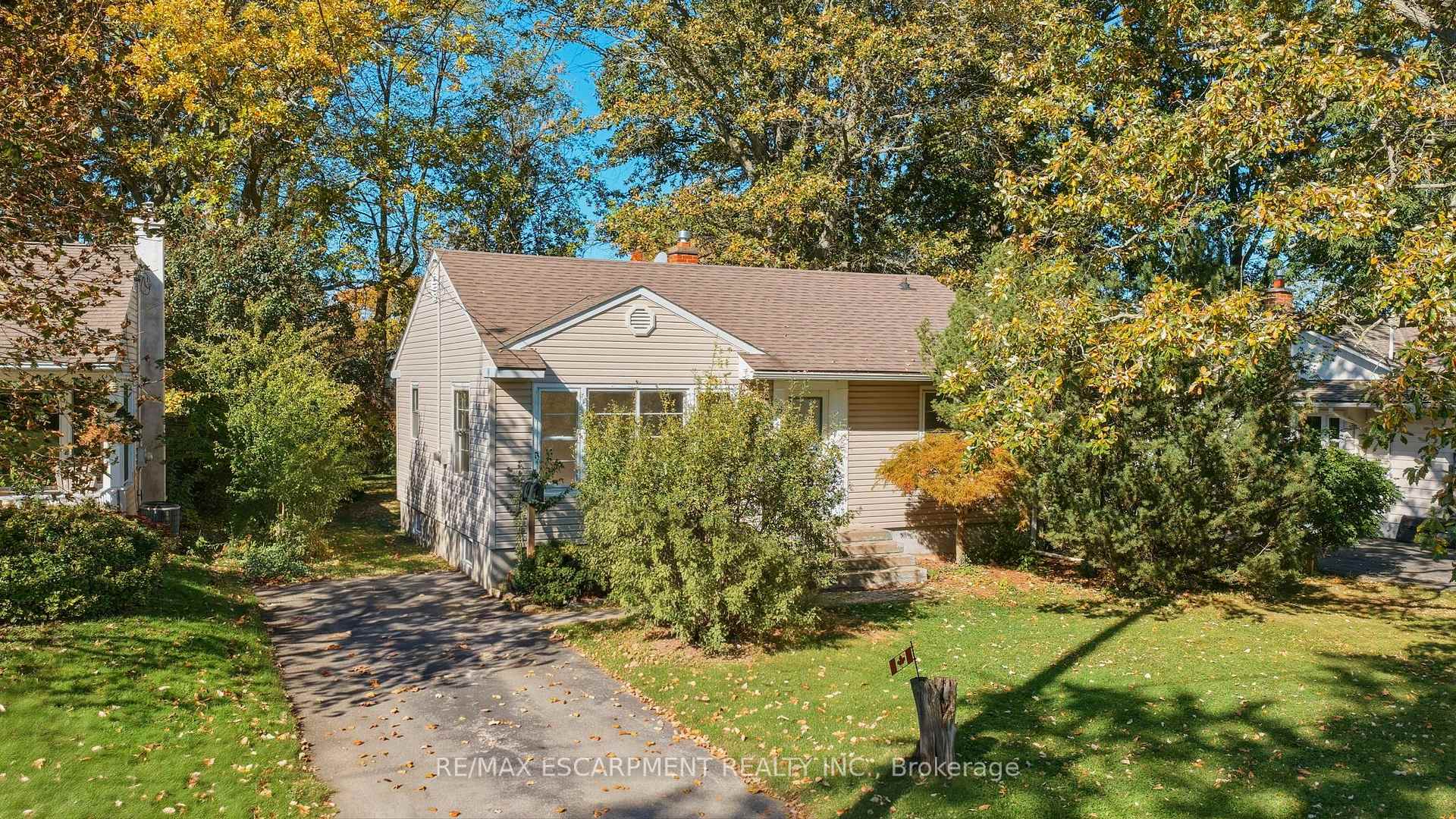 Photo 3 of 55 Lakeview Avenue, Grimsby, Grimsby Beach — HOMEH