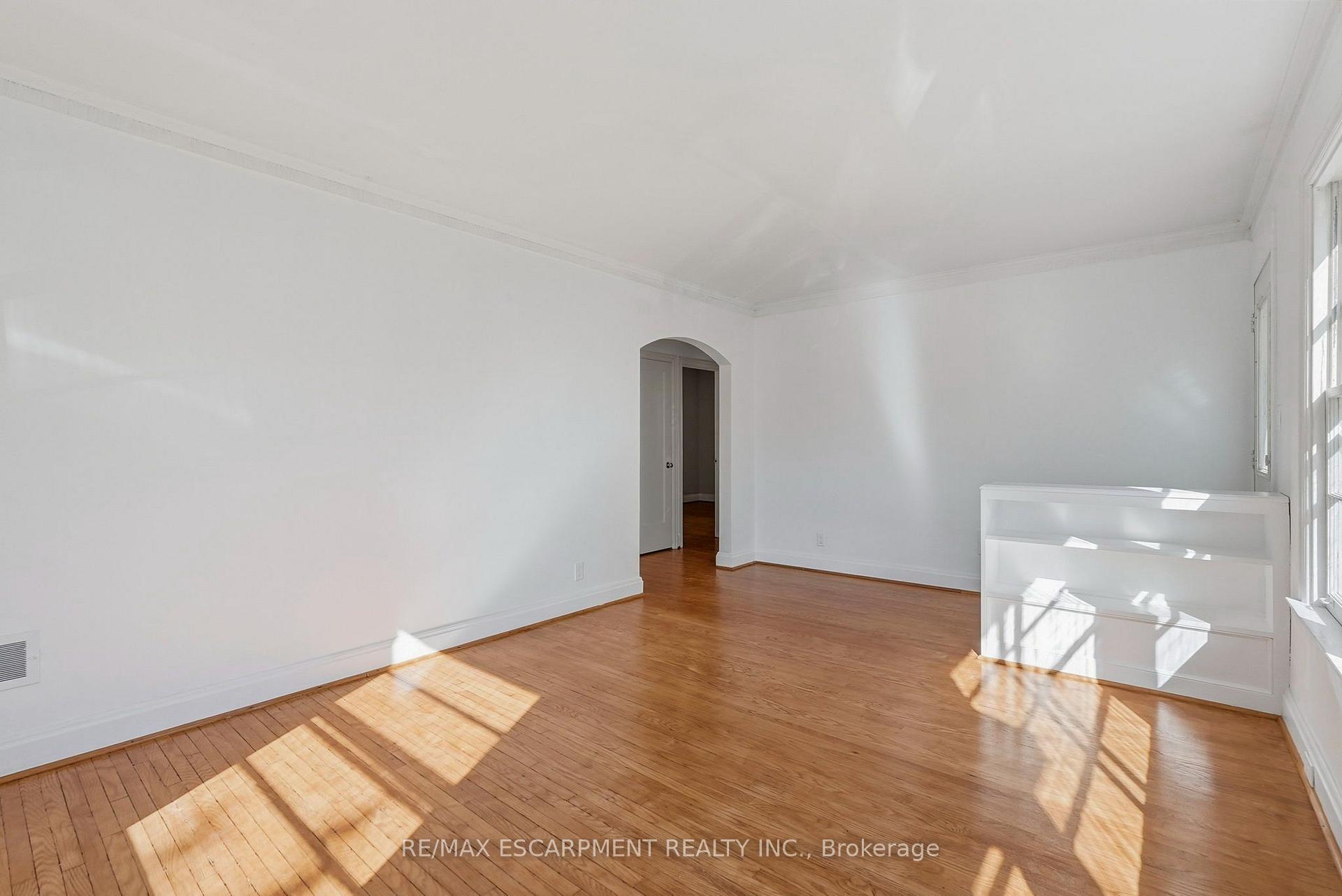 Photo 10 of 55 Lakeview Avenue, Grimsby, Grimsby Beach — HOMEH