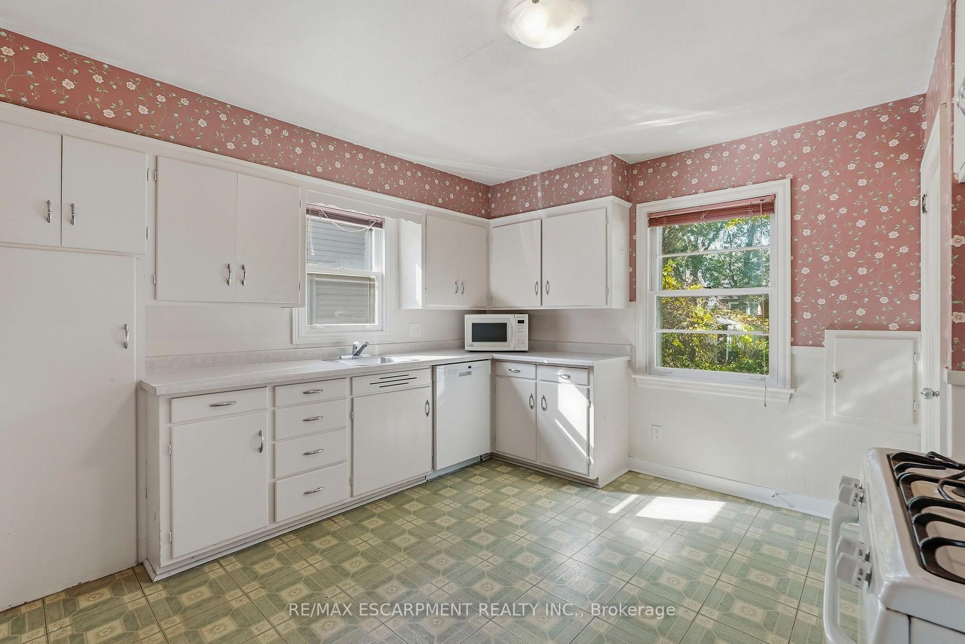 Photo 12 of 55 Lakeview Avenue, Grimsby, Grimsby Beach — HOMEH