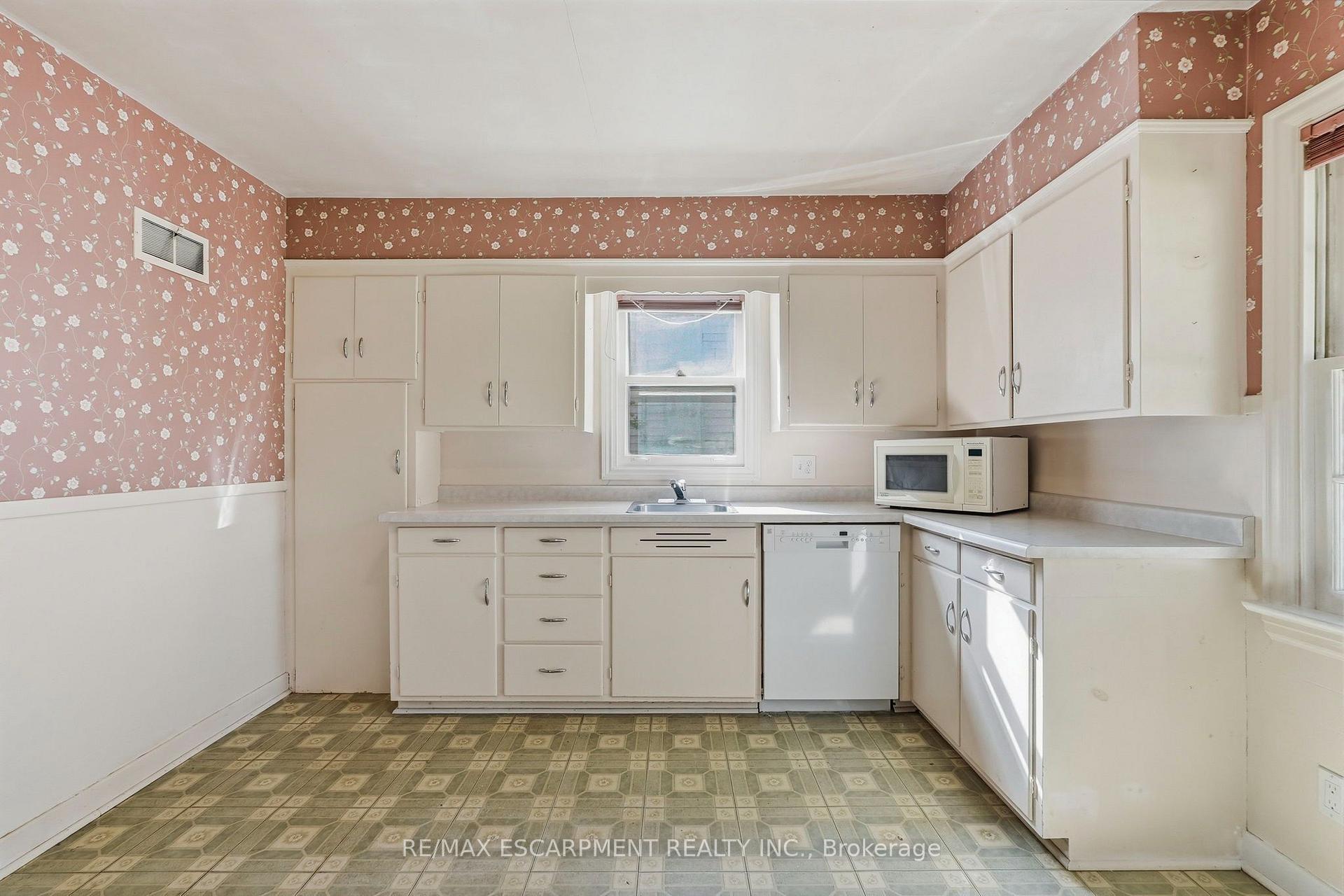 Photo 13 of 55 Lakeview Avenue, Grimsby, Grimsby Beach — HOMEH